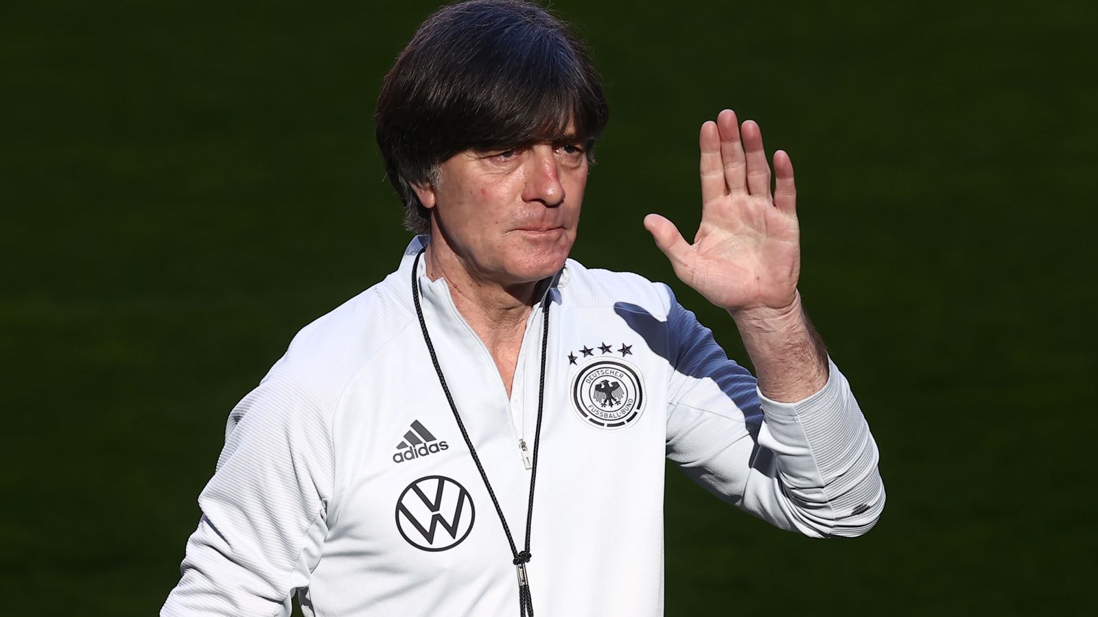 
                <strong>Joachim Löw</strong><br>
                Mit seinem Aus als Bundestrainer nach der EM im Sommer steigt Joachim Löw ins Trainerkarussell mit ein. Denn an ein Karriereende denkt er mit 61 Jahren nicht: "Meine Trainerlaufbahn wird danach nicht vorbei sein. Denn ich liebe die tägliche Arbeit auf dem Platz und das individuelle Training mit den Spielern", sagte er kürzlich zu "Sport1". Schon im April berichtete die "As", dass Löw bei den "Königlichen" hoch im Kurs stehe. Löws letzte Station als Vereinstrainer liegt allerdings schon 17 Jahre zurück: 2004 wurde er bei Austria Wien entlassen. Und: Laut "Bild" wolle Löw nicht unmittelbar nach der EM Vereinstrainer werden, sondern zunächst ein halbes oder ganzes Jahr pausieren. Nicht ausgeschlossen aber, dass Reals Vakanz Löws Pläne doch noch einmal über den Haufen wirft.
              