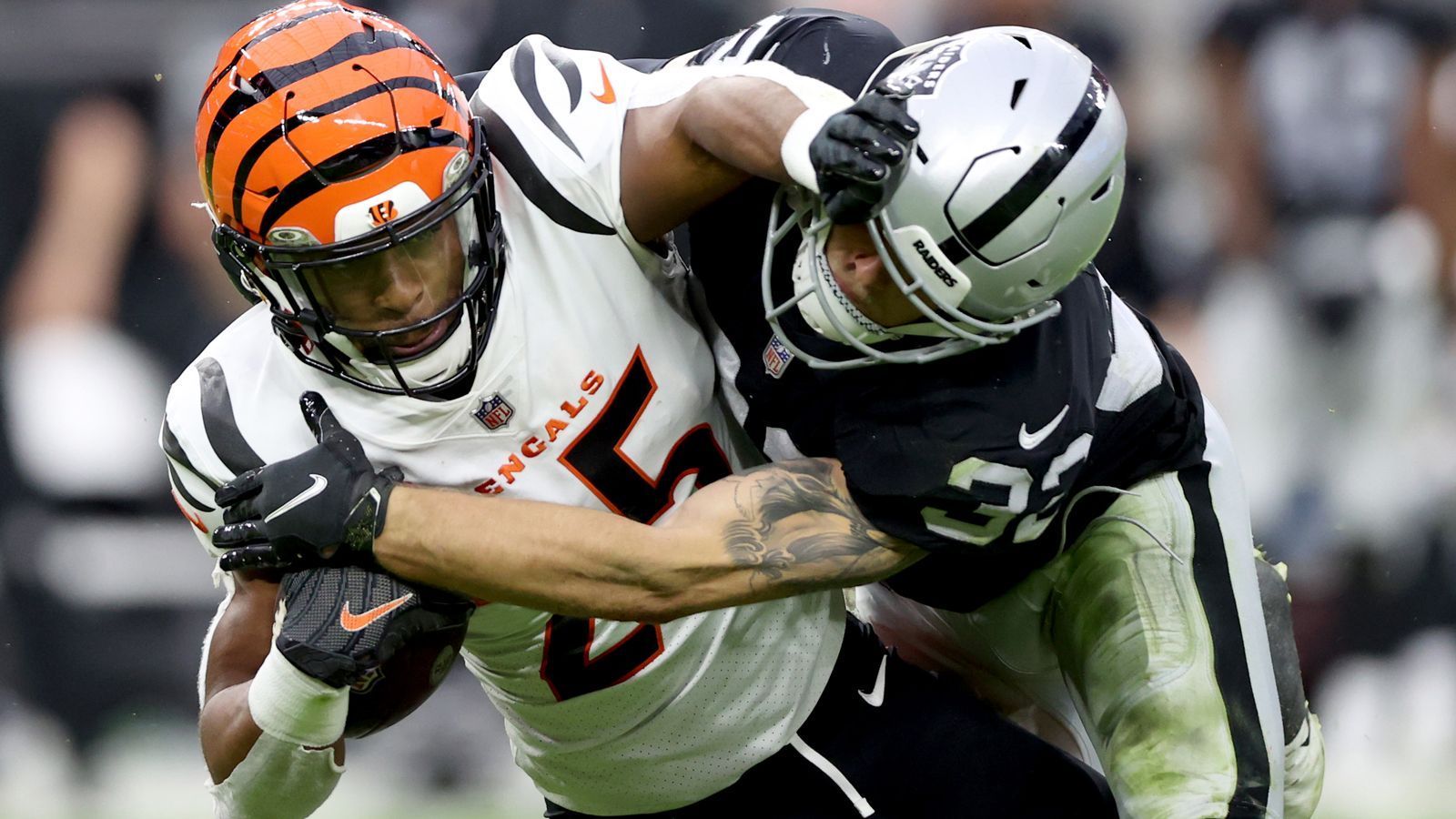 
                <strong>AFC Wild Card Round: #5 Raiders (10-7) at #4 Bengals (10-7)</strong><br>
                Die Raiders rutschten durch ein Field Goal am Ende der Overtime gegen die LA Chargers als letztes Team noch in die Playoffs. Lohn ist eine Reise zu den Bengals, die für viele überraschend die AFC North gewannen. Kickoff ist am Samstag den 15. Januar um 22:35 Uhr live auf ProSieben und ran.de.
              