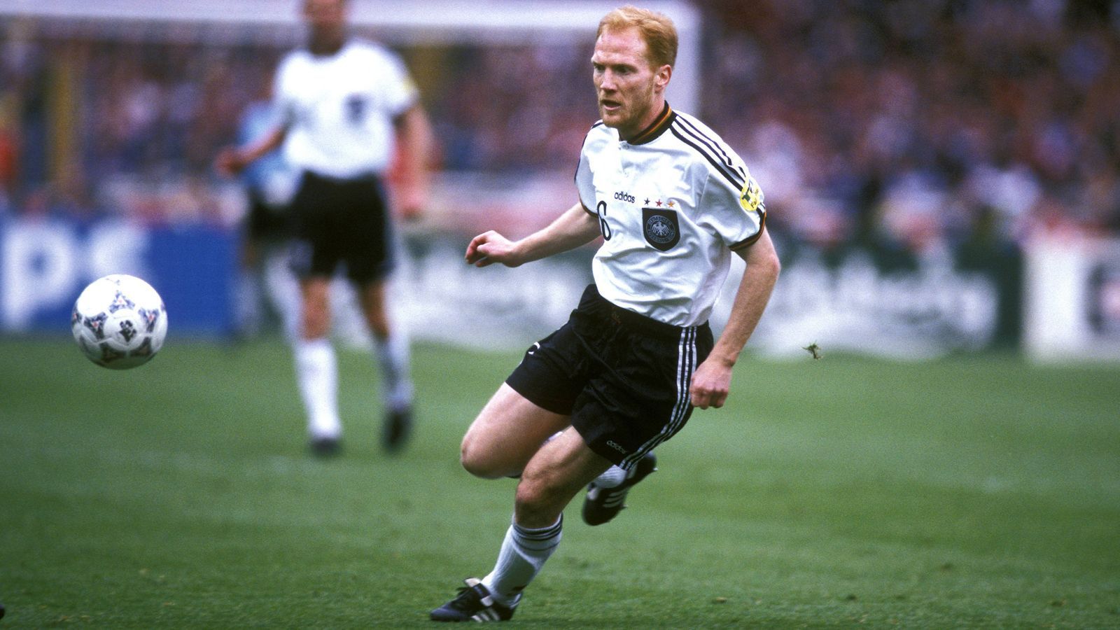 
                <strong>Matthias Sammer</strong><br>
                Als Deutschland 1996 als Europameister den ersten Titel nach der Wiedervereinigung gewann, war Matthias Sammer der Kopf der Mannschaft und wurde zum Spieler des Turniers und mit dem Ballon d'Or ausgezeichnet. Mit Borussia Dortmund gewann er außerdem 1997 die Champions League.
              