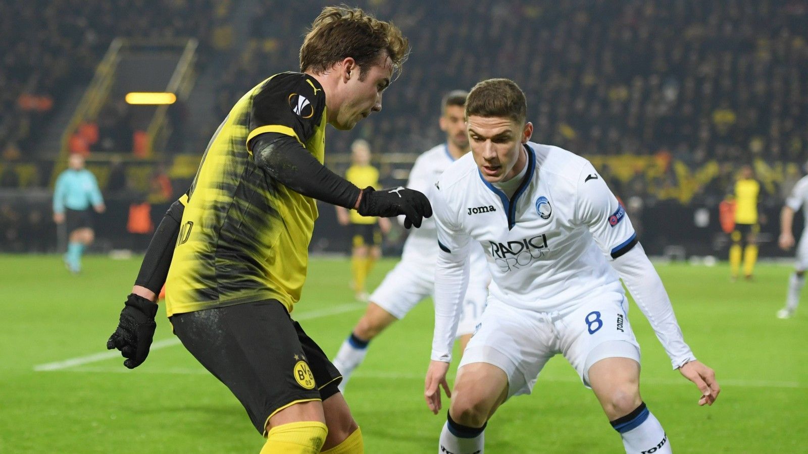
                <strong>Gescheitertes Probetraining beim BVB war lehrreich</strong><br>
                Im Alter von sechs Jahren startete Gosens mit dem Fußballspielen bei Fortuna Elten. Mit dem großen Wurf wollte es in jungen Jahren aber nicht klappen. Doch ausgerechnet ein gescheitertes Probetraining für die A-Jugend von Borussia Dortmund veränderte ihn seinerzeit nachhaltig. "Mir haben einfach die Basisfähigkeiten, die ein Spieler im Internat von Anfang an mitbekommt, gefehlt; ein gewisses koordinatives Grundverständnis, aber auch technische Dinge. Also eigentlich: alles", sagte Gosens einst dem "Sportbuzzer". Im Rückblick eine lehrreiche Enttäuschung, so habe ihm "das Training die Augen geöffnet. Danach bin ich zumindest nicht mit dem Gefühl nach Hause gefahren: Jetzt kann meine Karriere starten."
              