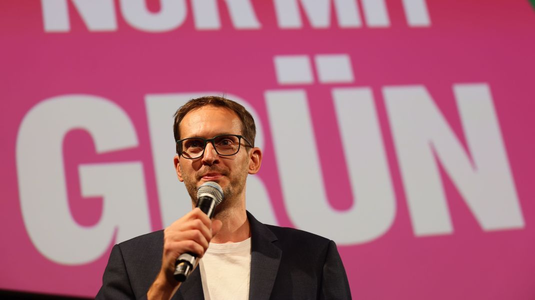 Benjamin Raschke, Spitzenkandidat von Bündnis 90/ Die Grünen in Brandenburg, reagiert bei der Wahlparty der Grünen.