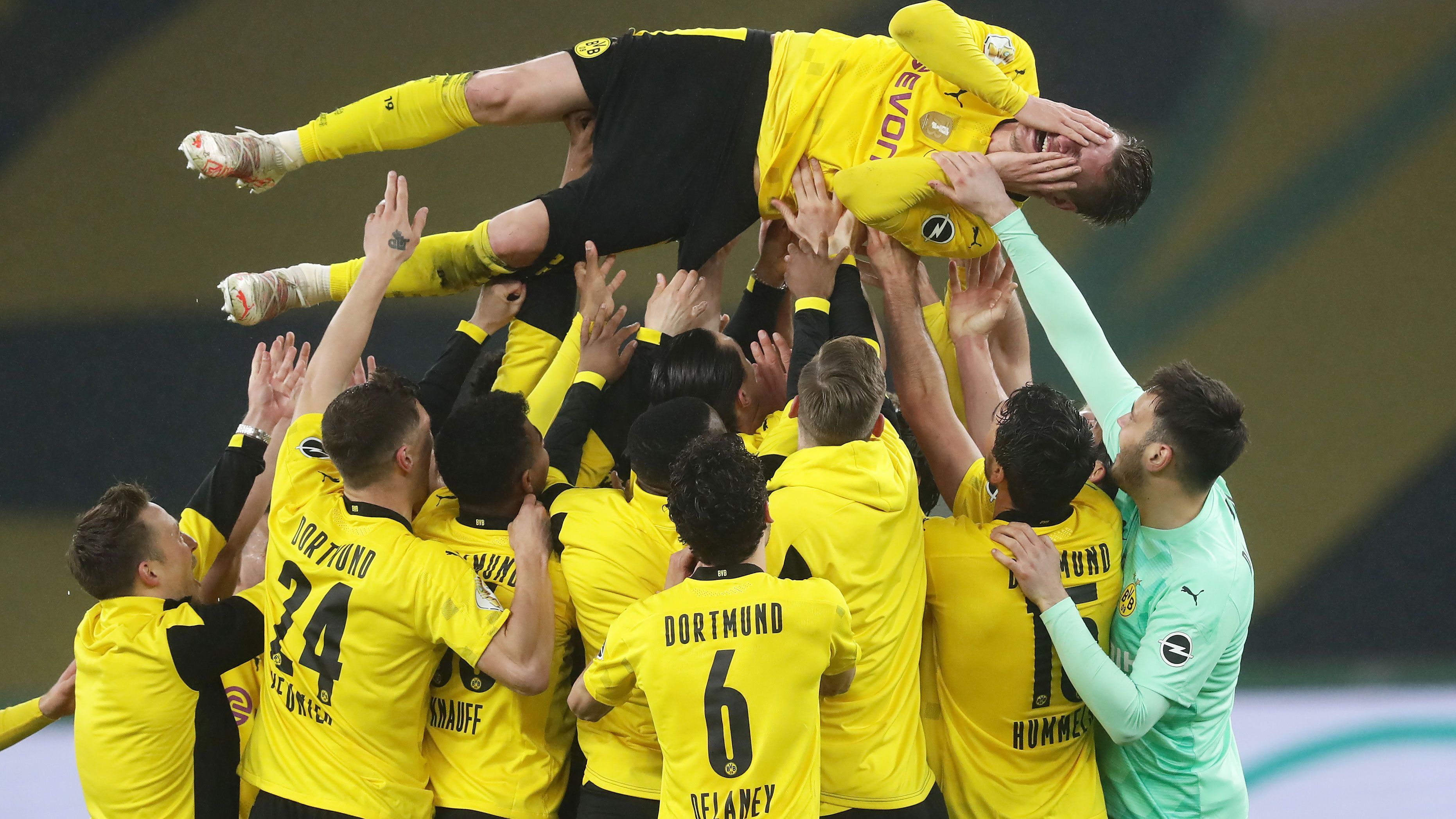 
                <strong>Piszczek mit Traum-Abschied</strong><br>
                Lukasz Piszczek gewinnt in seinem letzten Pokalspiel für den BVB den DFB-Pokal - ein Abschied wie im Traum! Nach der Partie wird er von den Mitspielern entsprechend gefeiert und kann ein Tränchen nicht unterdrücken.
              