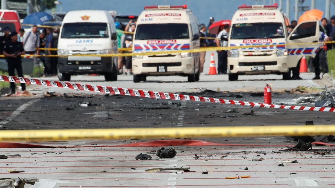 In der Nähe der Hauptstadt Kuala Lumpur ist ein Charterflieger mitten auf eine Schnellstraße gekracht. Mindestens zehn Todesopfer sind zu beklagen.