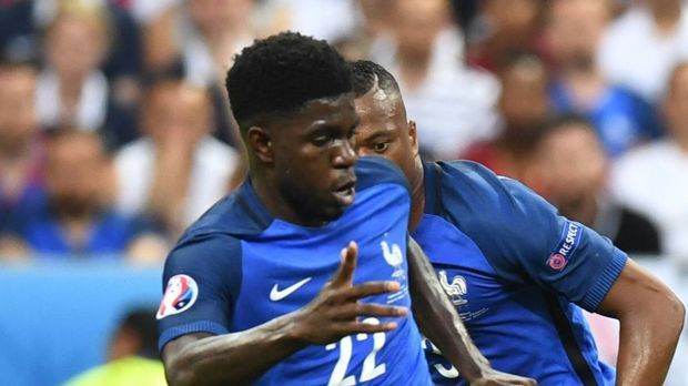 
                <strong>Samuel Umtiti (Frankreich)</strong><br>
                Samuel Umtiti (Frankreich):In seinem erst dritten Länderspiel zeigte sich der Barcelona-Neuzugang abgeklärt und ballsicher. Konnte sich genau wie sein Nebenmann aufgrund mangelnder Beschäftigung zunächst kaum mit defensiven Leistungen auszeichnen. Im Aufbauspiel leistete sich der 22-Jährige kaum Fehlpässe und initiierte auch immer wieder Angriffe mit klugen Pässen. ran-Note: 3
              