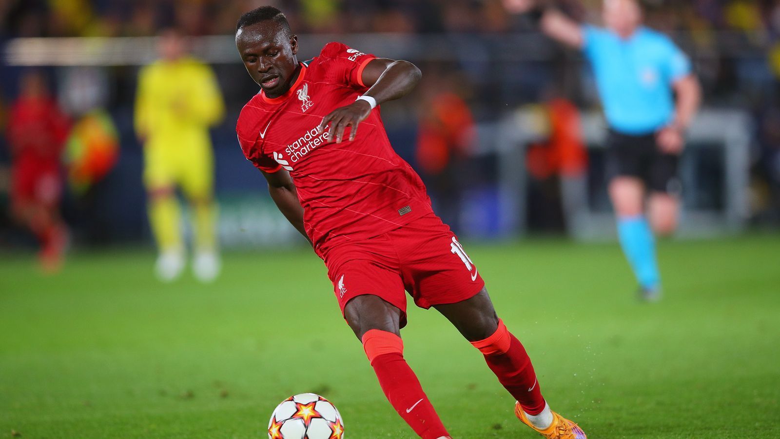 
                <strong>Sadio Mane (FC Liverpool)</strong><br>
                Ein Kandidat für einen Bayern-Wechsel soll Liverpool-Star Sadio Mane sein. Der 30-jährige Senegalese dürfte sich Berichten zufolge bereits für einen Liverpool-Abgang entschieden haben. Die Transfergerüchte nährte er zuletzt selbst, als er darauf angesprochen wurde, dass sich bei einer Umfrage die Mehrheit seiner Landsleute einen Abgang Manes aus Liverpool wünsche. "60 bis 70 Prozent der Senegalesen wollen, dass ich Liverpool verlasse? Ich werde tun, was sie wollen. Wir werden schon bald sehen", sagte Mane. Am Tag danach ruderte der pfeilschnelle Stürmer jedoch zurück: "Meine Kommentare von gestern sind wahrscheinlich schon einmal um die Welt gegangen, aber ich wollte klarstellen, dass ich immer noch bei Liverpool unter Vertrag stehe und großen Respekt für den Verein empfinde. Wie ich schon zuvor gesagt habe: Jetzt heißt es abwarten."
              