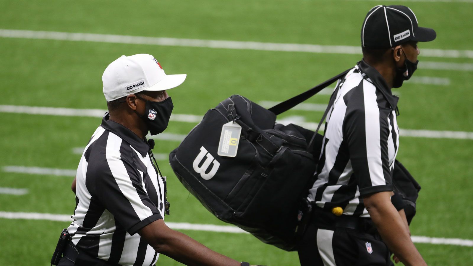 
                <strong>Die Welt der NFL Referees</strong><br>
                Ohne sie läuft nichts in der NFL. Denn sie entscheiden darüber, ob ein Score regulär erzielt wurde und wann eine Aktion auf dem Feld ein Regelverstoß ist. Die Rede ist natürlich von den Referees. Wobei dieser Begriff eigentlich nur den Anführer der jeweils sieben Personen umfassenden Gruppe der Unparteiischen umschreibt, seine sechs Mitstreiter werden offiziell als NFL Officials bezeichnet - wie auch das Team an sich. Die Aufgaben sind unter diesem Septett klar verteilt. ran.de taucht in die Welt der Officials ein.
              