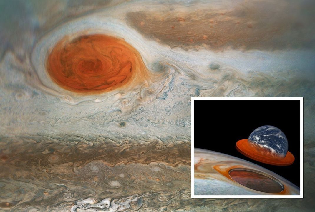 Auf dem Jupiter bilden erdgroße Super-Wirbelstürme den sogenannten "Rote Fleck" - und das schon seit mindestens 300 Jahren. Forscher:innen vermuten, dass es darin mit 500 Kilometern pro Stunde bläst, etwa doppelt so stark wie ein Hurrikan. 