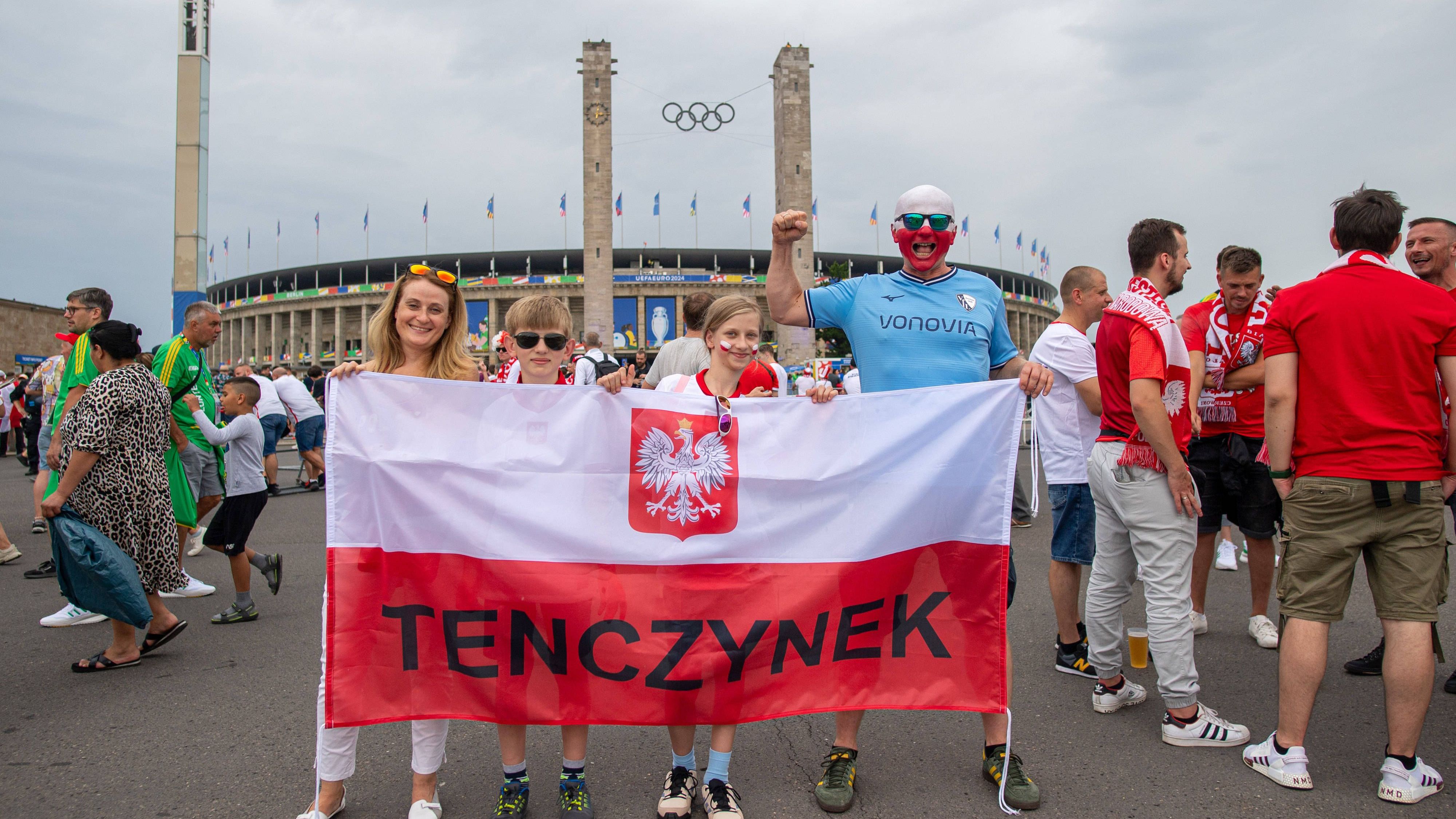 <strong>Polnische Fans erreichen Olympiastadion</strong><br>Ziel der Reise ist für die polnischen Fans natürlich das Olympiastadion. Nach der knappen Pleite gegen Niederlande, steht ihre Mannschaft gegen Österreich unter Druck.