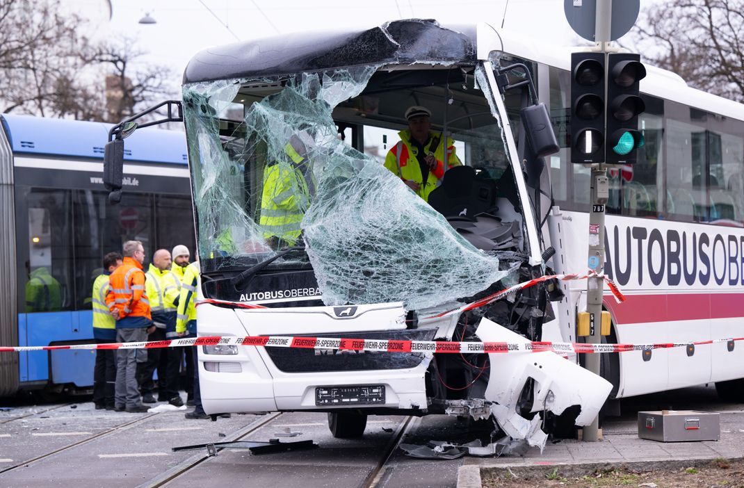 Bei einem Unfall mit einem Reisebus und einer Trambahn in München sind nach Angaben der Feuerwehr elf Menschen verletzt worden, einer davon schwer. 