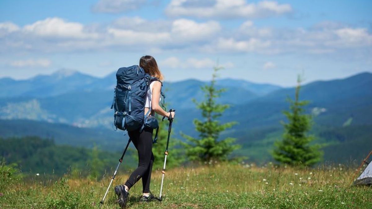 Mit Wanderstöcken entspannt über Stock und Stein
