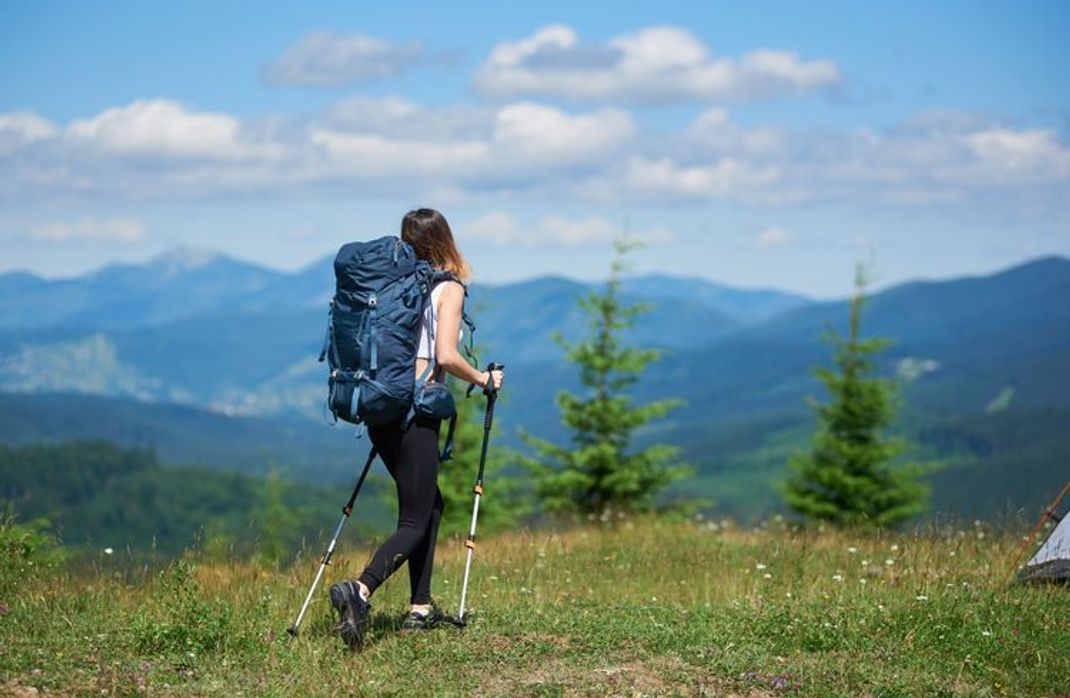 Mit Wanderstöcken entspannt über Stock und Stein