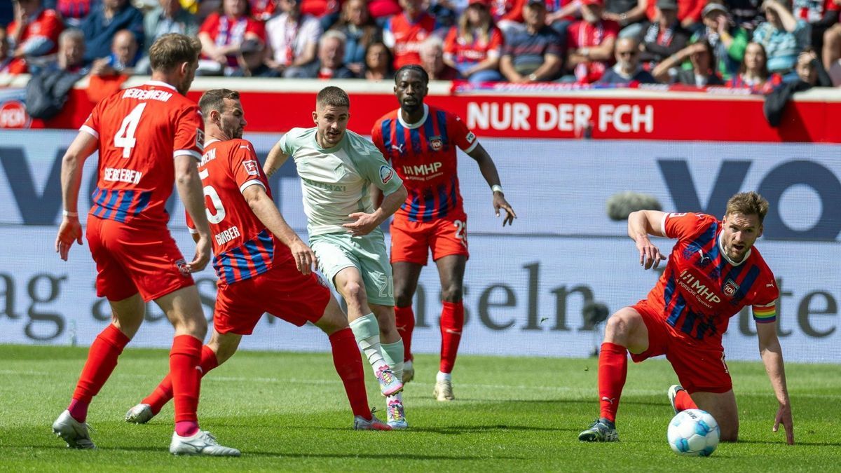 Bremens Torschütze Schmid gegen die gesamte FCH-Abwehr