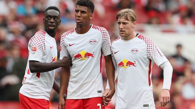 
                <strong>RB Leipzig</strong><br>
                Testspiele/DFB-Pokal: Von sechs Testspielen gewannen die "Bullen" vier, unter anderem gegen Benfica Lissabon. Zwei Mal verlor der Vize-Meister, etwa den abschließenden Test gegen Stoke (1:2). Im DFB-Pokal siegten die Leipziger bei Dorfmerkingen locker mit 5:0. Personal: Die Neuzugänge Bruma und Konrad Laimer präsentierten sich stark, standen im DFB-Pokal auch schon in der Startelf. Die umworbenen Naby Keita und Emil Forsberg bleiben wohl bei den Sachsen, Peter Gulacsi festigte seinen Status als Nummer 1, Willi Orban wird neuer Kapitän. Form: In den Vorbereitungsspielen zeigten die Leipziger schwankende Leistungen und Ergebnisse, doch im Pokal präsentierte sich die Hasenhüttl-Elf gewohnt fokussiert. ran-Check: 6 Punkte
              