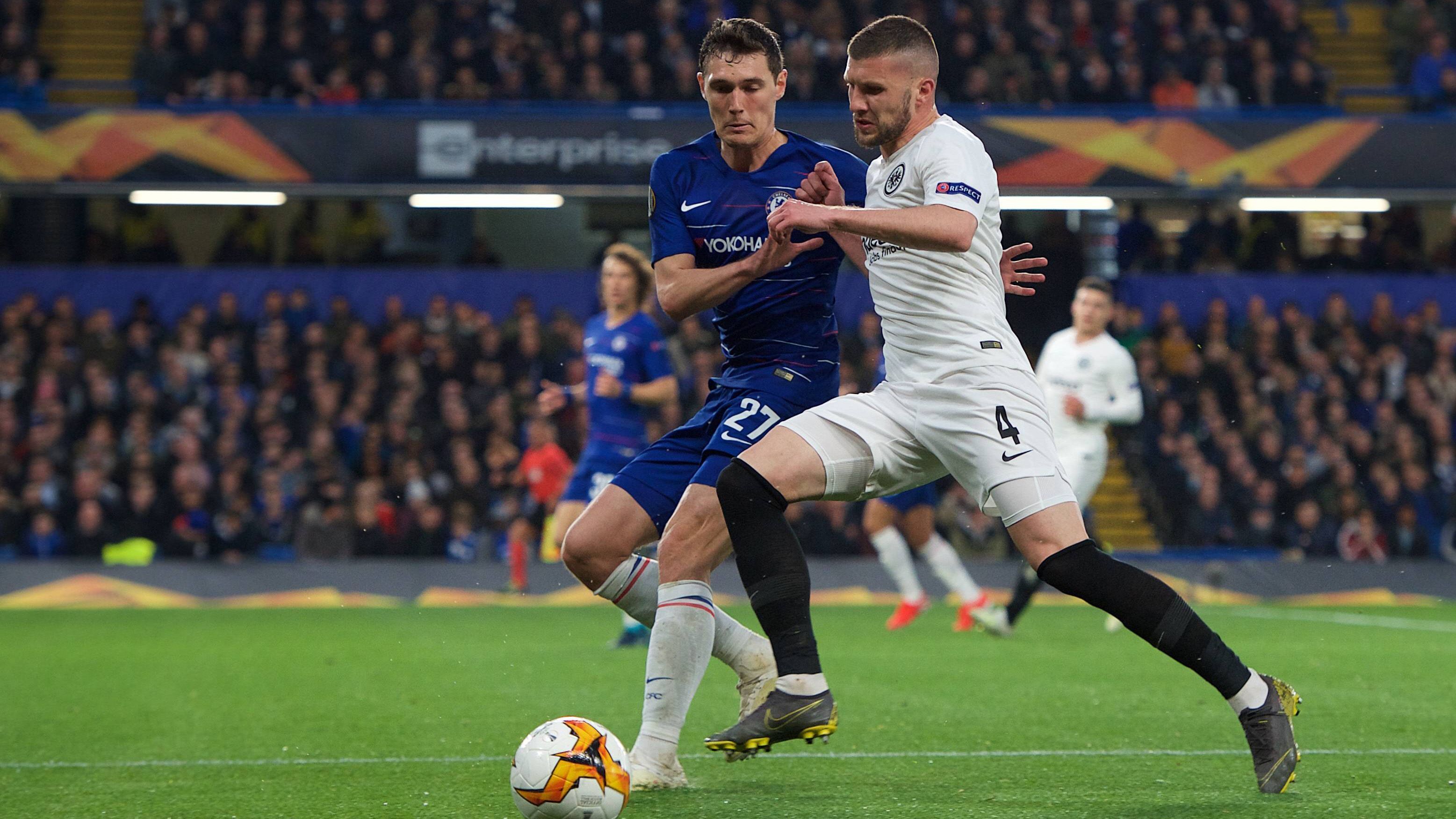 
                <strong>Ante Rebic (Stürmer)</strong><br>
                Wird in der 37. Minute von Jovic bedient, bekommt aber den Ball nicht unter Kontrolle und verspielt somit eine gute Gelegenheit. Zeigte schon deutlich bessere Auftritte. Der Kroate will zwar, wirkt aber glücklos und verzettelt sich oft. Positiv hervorzuheben sind seine Verlagerungen nach außen. Wird in der 93. Minute ausgewechselt. ran-Note: 4
              