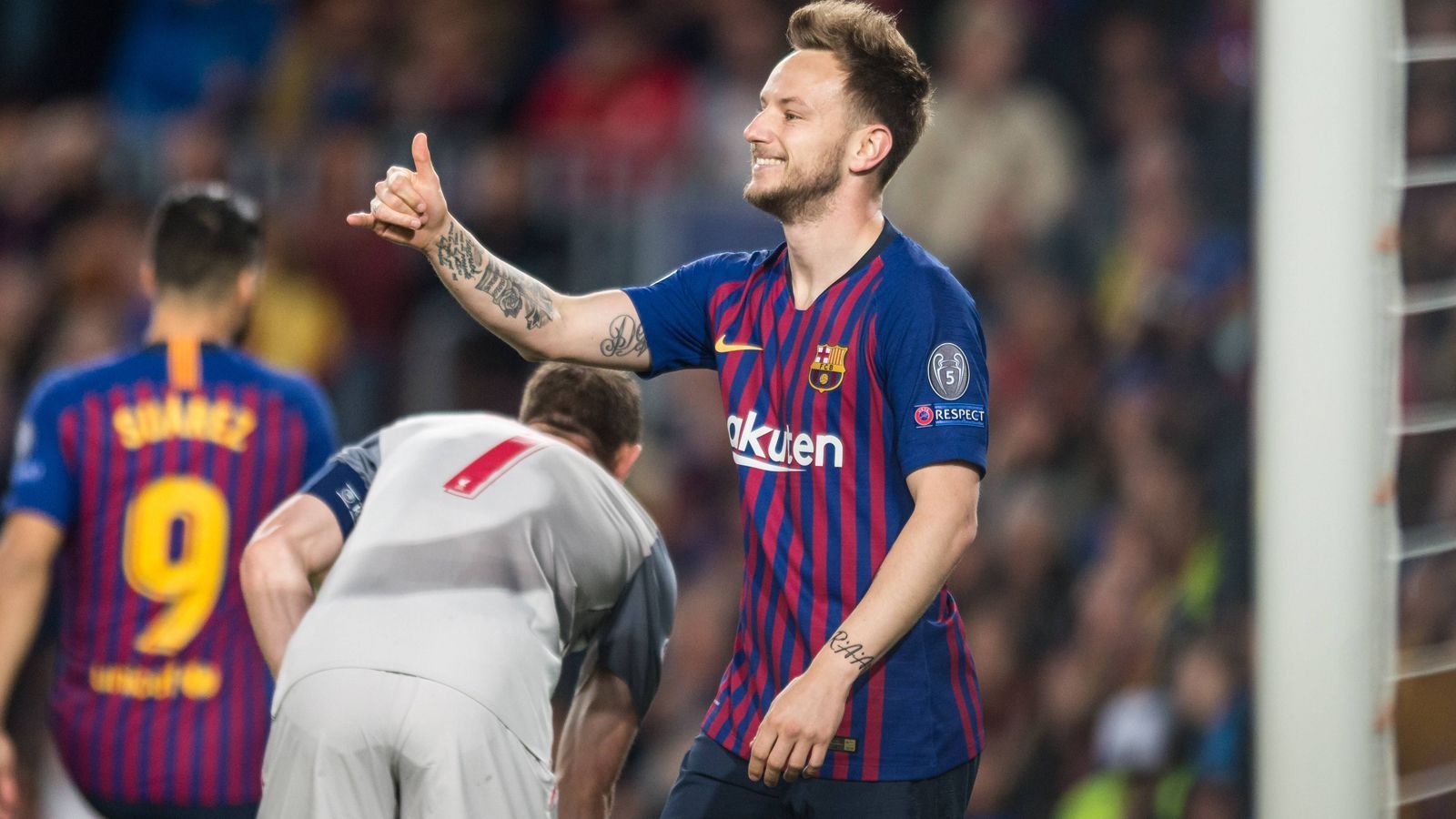 
                <strong>Ivan Rakitic</strong><br>
                In den ersten 20 Minuten des Spiels ist Rakitiv sehr auffällig, gewinnt im Mittelfeld Bälle und leitet schnelle Angriffe ein. Dann leistet er sich eine kurze Schwächephase, verliert zu viele Zweikämpfe und spielt einige Fehlpässe, fängt sich aber wieder. Besonders wichtig: In der 84. Minute verhindert er ein Gegentor auf der Linie. ran-Note: 2
              