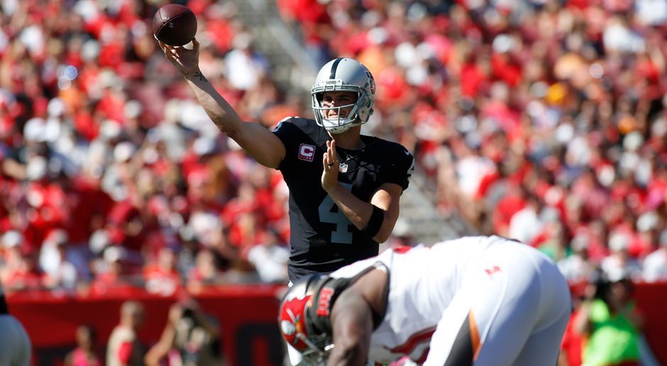 
                <strong>Derek Carr</strong><br>
                Was für ein Spiel von Derek Carr. Der Quarterback der Oakland Raiders stellt beim 30:24-Overtime-Erfolg gegen die Tampa Bay Buccaneers einen neuen Franchise-Rekord auf. Carr bringt 40 seiner 59 Passversuche für 513 Yards an den Mann. Soviel Raumgewinn gelang zuvor noch keinem Raiders-Quarterback. Carr sorgt dabei für vier Touchdowns bei keiner Interception und führt die Franchise aus Oakland damit zu einer 6:2 Bilanz.
              