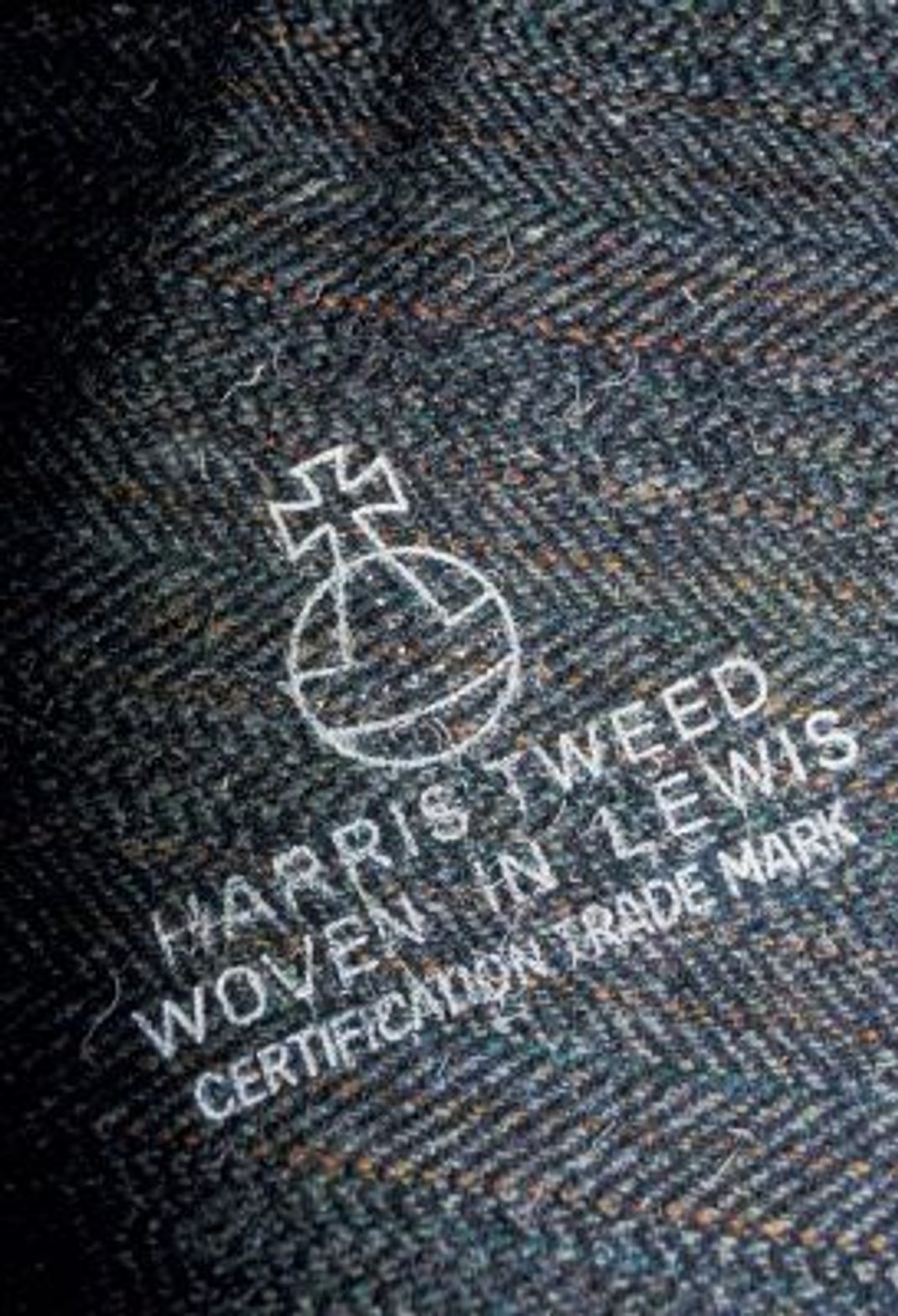 Echtheits-Zertifikat: Das Markenzeichen des Harris-Tweed ist der Orb - ein Reichsapfel in Form einer Weltkugel mit aufgesetztem Kreuz.