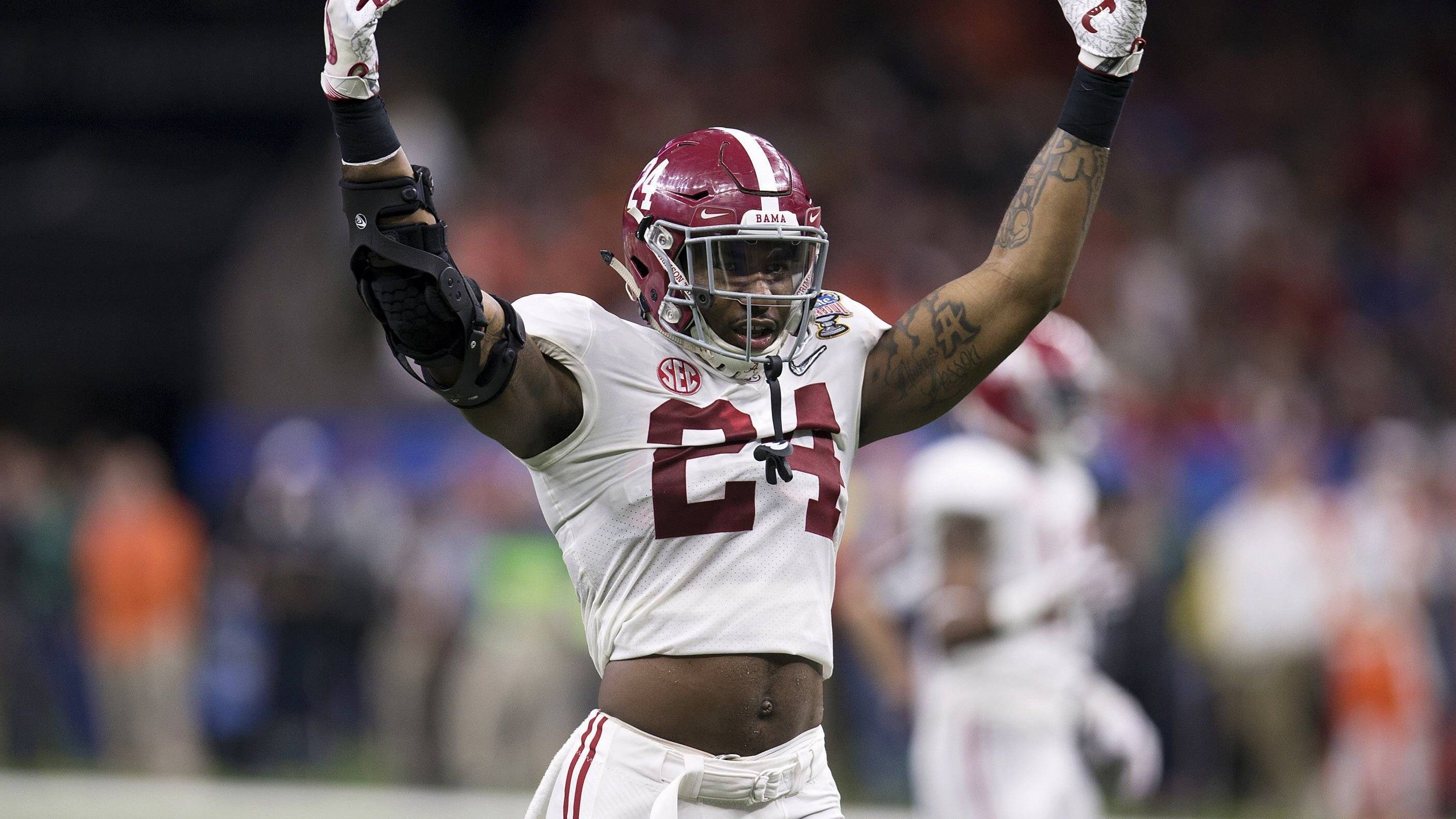 
                <strong>Terrell Lewis (Alabama)</strong><br>
                Alabamas Linebacker Terrell Lewis hat zwar das Potential zum Erstrundenpick, seine Verletzungshistorie könnte ihn jedoch eher auf Tag zwei fallen lassen. Lewis verpasste zehn Spiele mit einer Oberarmverletzung im Jahr 2017 sowie die gesamte Saison 2018 aufgrund eines vorderen Kreuzbandrisses. In der vergangenen Saison erlitt er eine Knochenprellung im selben rechten Knie, bei dem Bewegungseinschränkungen auftraten - frühe Anzeichen von Arthritis. 
              