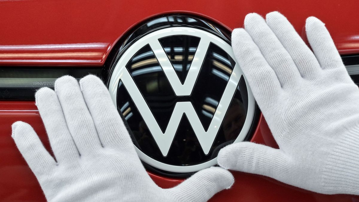 VW ruft rund 16.000 Autos wegen defekter Airbags auf der Beifahrerseite zurück. 