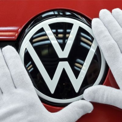 VW ruft rund 16.000 Autos wegen defekter Airbags auf der Beifahrerseite zurück. 
