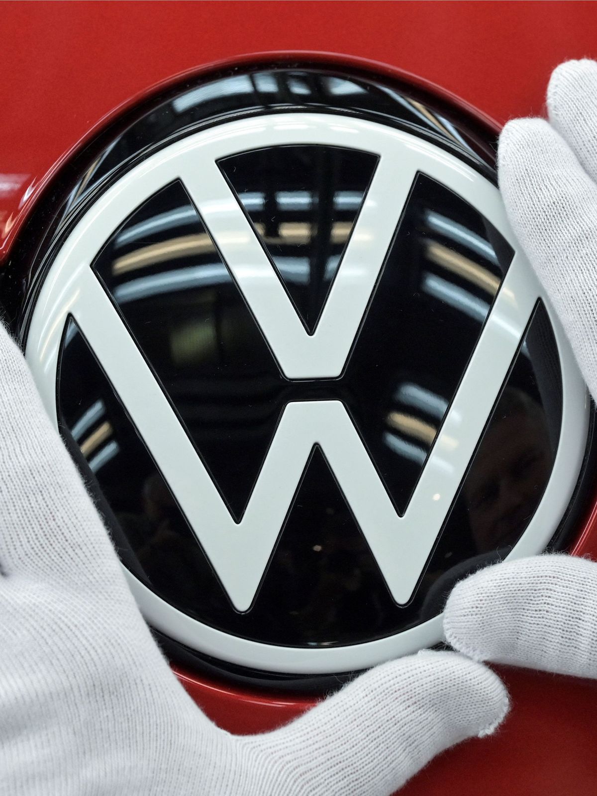 VW ruft rund 16.000 Autos wegen defekter Airbags auf der Beifahrerseite zurück. 