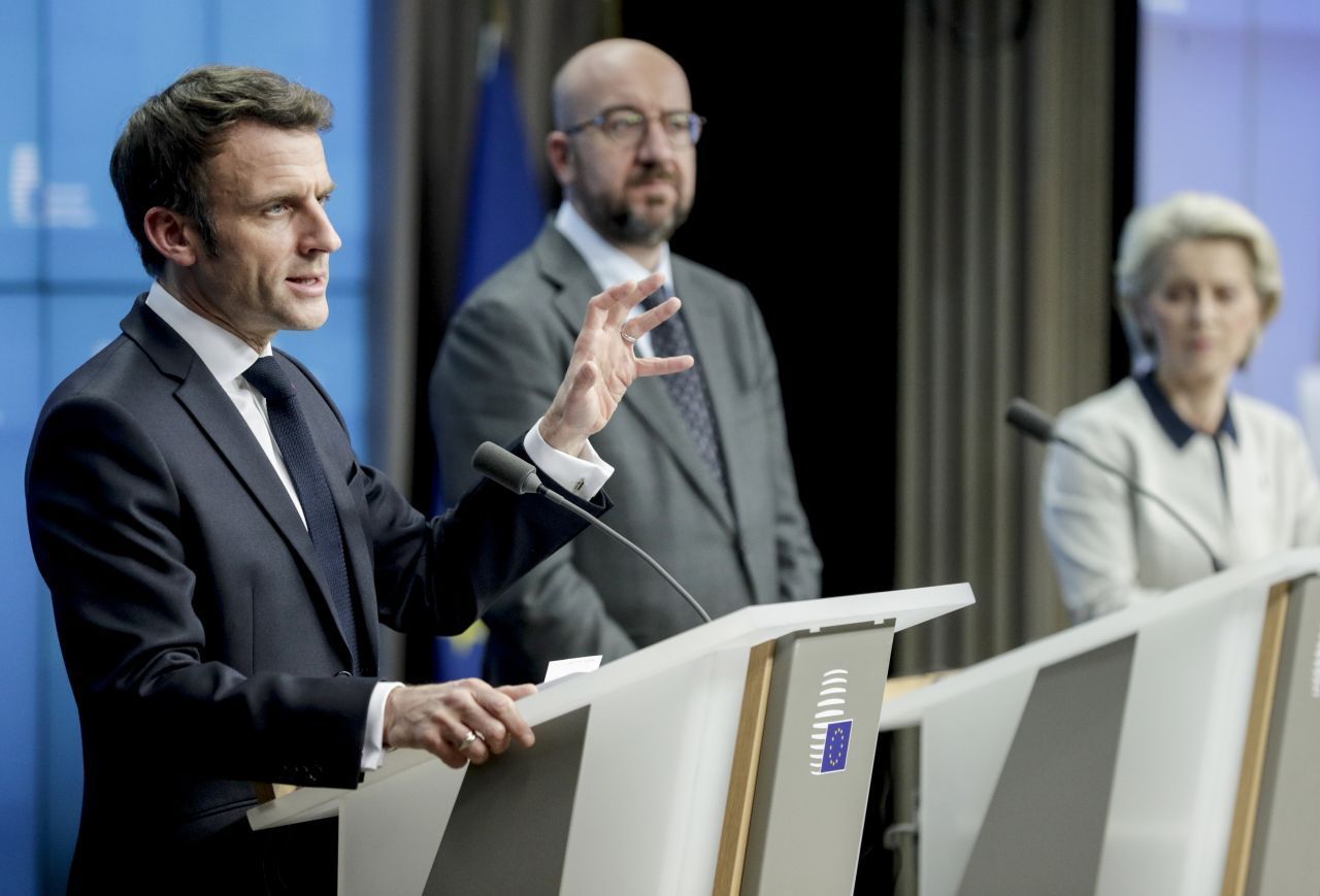Der französische Präsident Macron (links) neben Europarats-Präsident Charles Michel (Mitte) und der Präsidentin der EU-Kommission, Ursula von der Leyen. Auf dem 6-stündigen außerordentlichen EU-Gipfel zur Ukraine in Brüssel traten die Staats- und Regierungschefs der Europäischen Union zusammen. Sie einigten sich auf Wirtschafts- und Finanzsanktionen gegen Russland.
