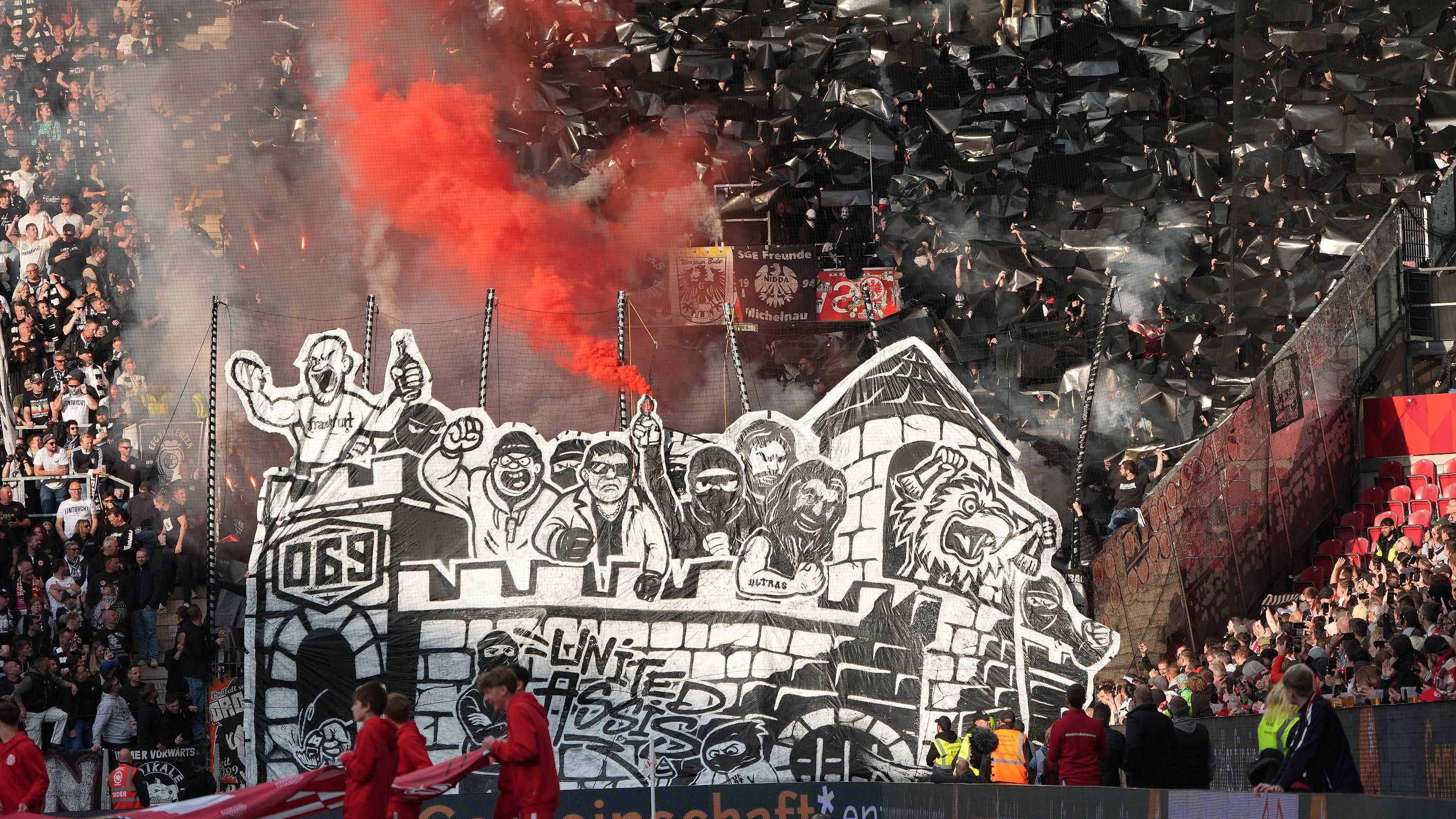 <strong>Platz 2: Eintracht Frankfurt mit 709.600 Euro<br></strong><strong>Anzahl der Strafen:</strong> 5<br><strong>Geahndete Vorfälle:</strong> 20<br><strong>Geworfene Gegenstände:</strong> 27<br><strong>Gezündete Pyro:</strong> 563