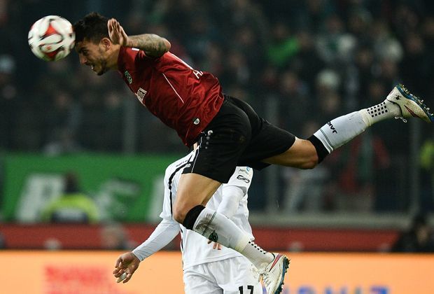 
                <strong>Joselu (Hannover 96)</strong><br>
                Auf Rang drei köpft sich 96-Stürmer Joselu. Trotz Hannovers enttäuschender Rückrunde belegt der Spanier mit 6,3 gewonnener Duelle pro Partie den Bronze-Rang.
              