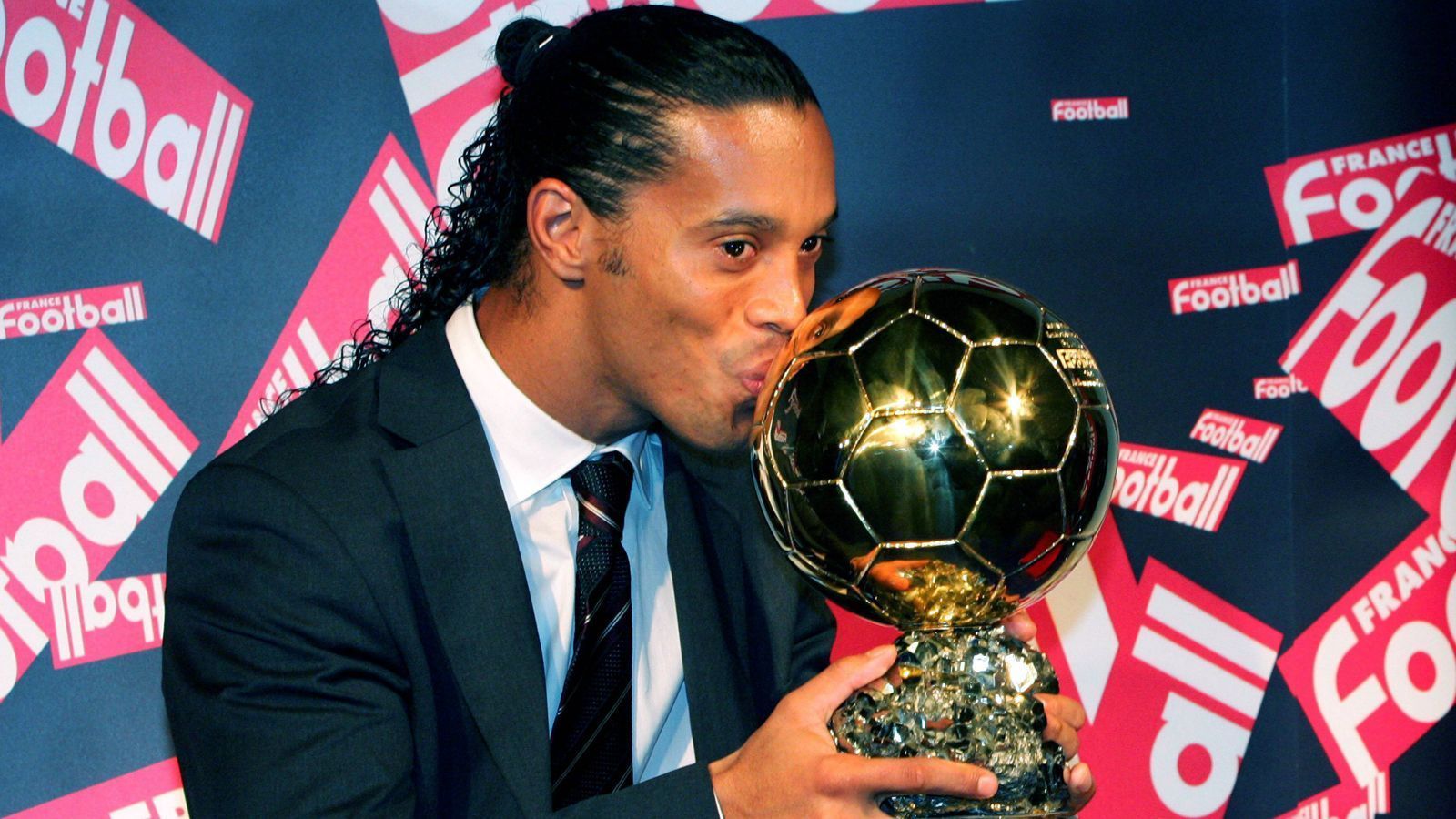 
                <strong>2005: Ronaldinho (FC Barcelona)</strong><br>
                2. Platz: Frank Lampard (FC Chelsea)3. Platz: Steven Gerrard (FC Liverpool)
              