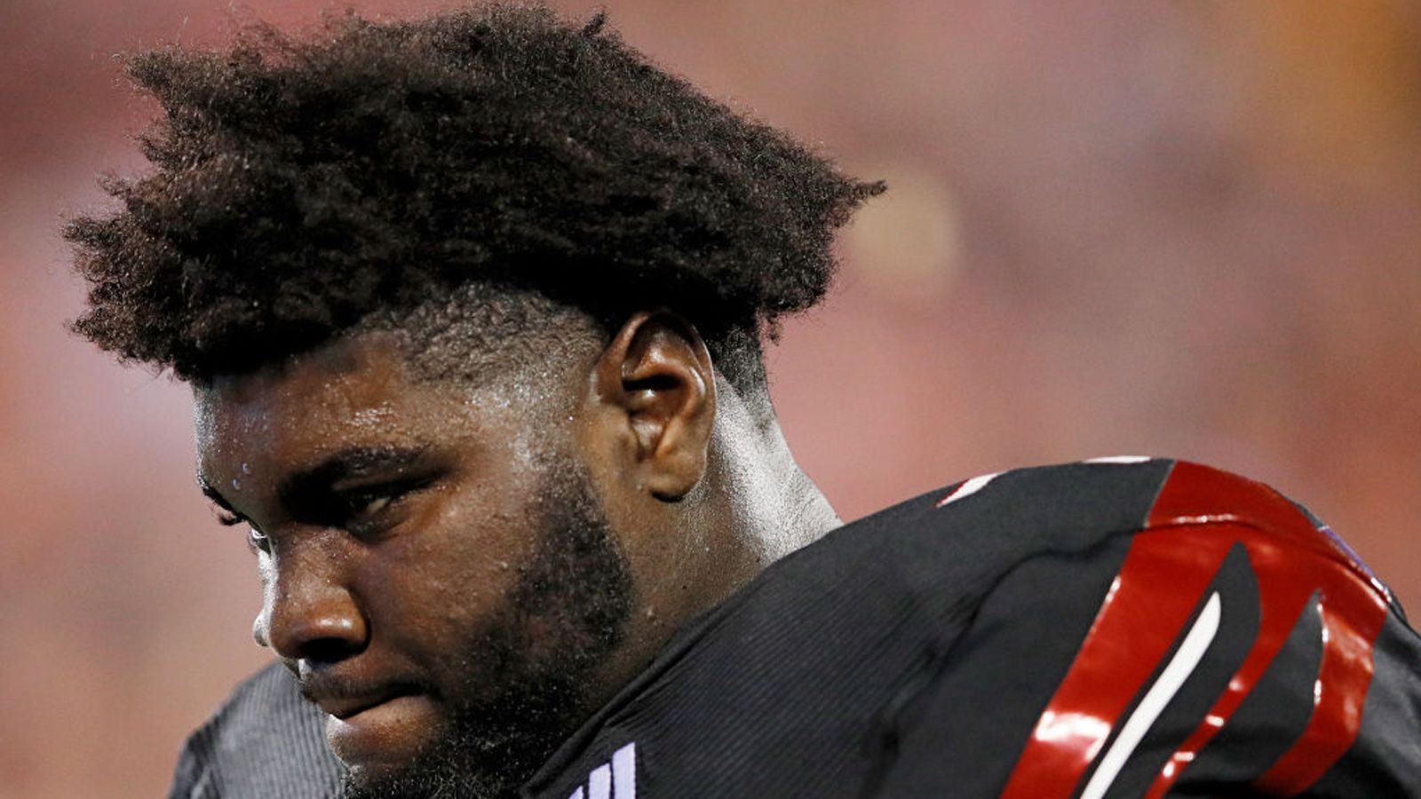 
                <strong>Mekhi Becton (Offensive Tackle, Louisville)</strong><br>
                Auch Mekhi Becton hat gute Chancen, im Draft 2020 als einer der ersten zehn Spieler gepickt zu werden. In der Saison 2019 wurde er in das "First Team All-ACC" berufen, gewann außerdem den "Jacobs Blocking Award". Mit seinen 2,01 Meter Körpergröße und einem Gewicht von 167 Kilogramm ist er ein Gigant auf dem Spielfeld, beweist aber dennoch flinke Füße und viel Beweglichkeit. Mit seinem Mix aus Kraft und Schnelligkeit könnte er vor allem das Laufspiel einer NFL-Mannschaft weiterbringen. Der 20-Jährige kann sowohl auf der linken wie auch auf der rechten Seite eingesetzt werden, muss in manchen Spielsituationen allerdings noch geduldiger agieren.
              