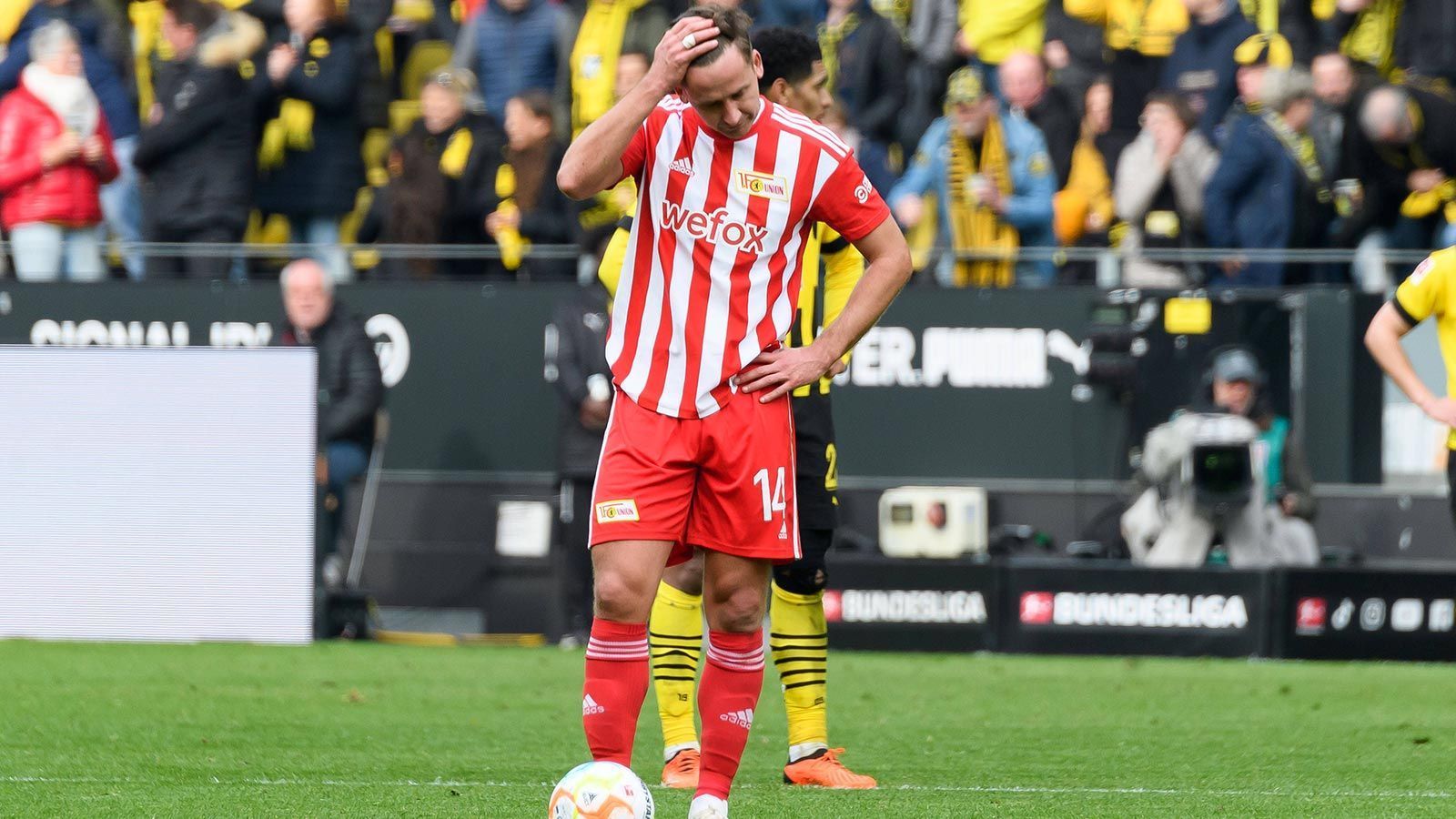 
                <strong>Verlierer: Paul Seguin</strong><br>
                In der 62. Minute kam Paul Seguin für Union Berlin gegen Borussia Dortmund aufs Feld. Knapp eine Viertelstunde später spielte er einen Rückpass zu seinem Torwart, Frederik Rönnow. Dieser geriet zur Vorlage für den kreuzenden BVB-Stürmer Youssoufa Moukoko, der zum 2:1-Endstand für die Schwarz-Gelben einschob. Die Berliner stehen damit nur noch drei Punkte vor RB Leipzig auf Platz vier. Sollte der Verein am Ende der Saison die Champions League um einen Punkt verpassen, dürfte Seguin mehr als nur eine schlaflose Nacht haben.
              