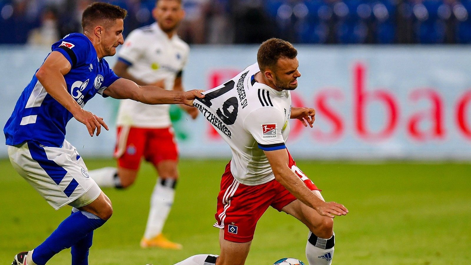 
                <strong>Manuel Wintzheimer (Hamburger SV)</strong><br>
                Körperbetonte Spielweise des nominellen Zehners, den es im ersten Durchgang häufig nach links zieht. Geht dahin, wo es weh tut und hält den beiden Stürmern den Rücken frei. Nach vorne jedoch kaum ein Faktor. In der 78. Minute platt ausgewechselt. ran-Note: 3 
              