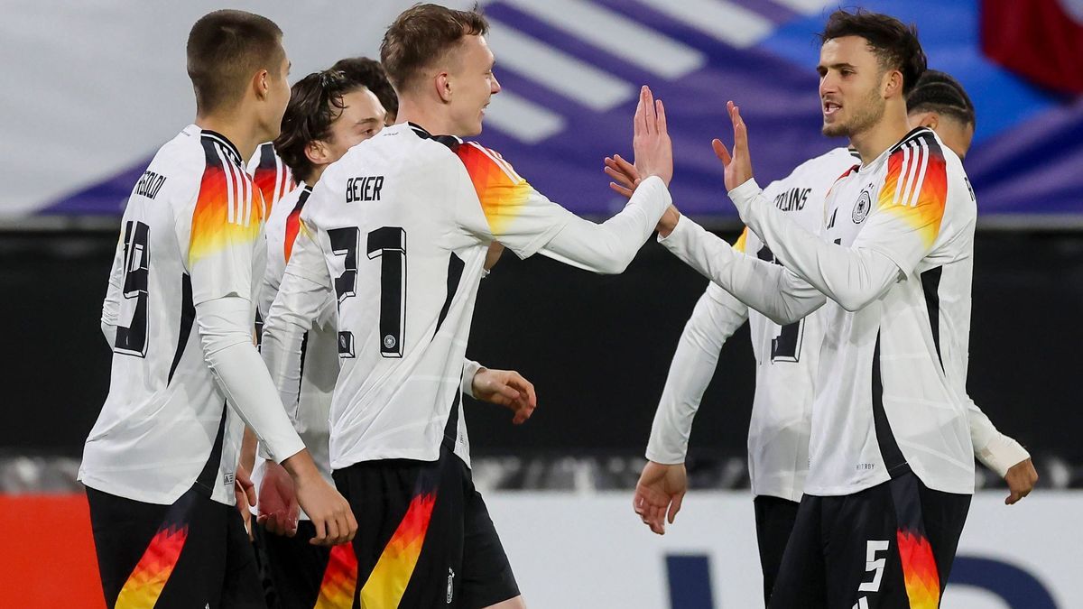 Maximilian Beier (Germany) bejubelt seinen Treffer zum 0:1 mit Max Rosenfelder (Germany), International Friendly, Länderspiel, Nationalmannschaft France U21, U 21 v Germany U21, Stade du Hainaut am...