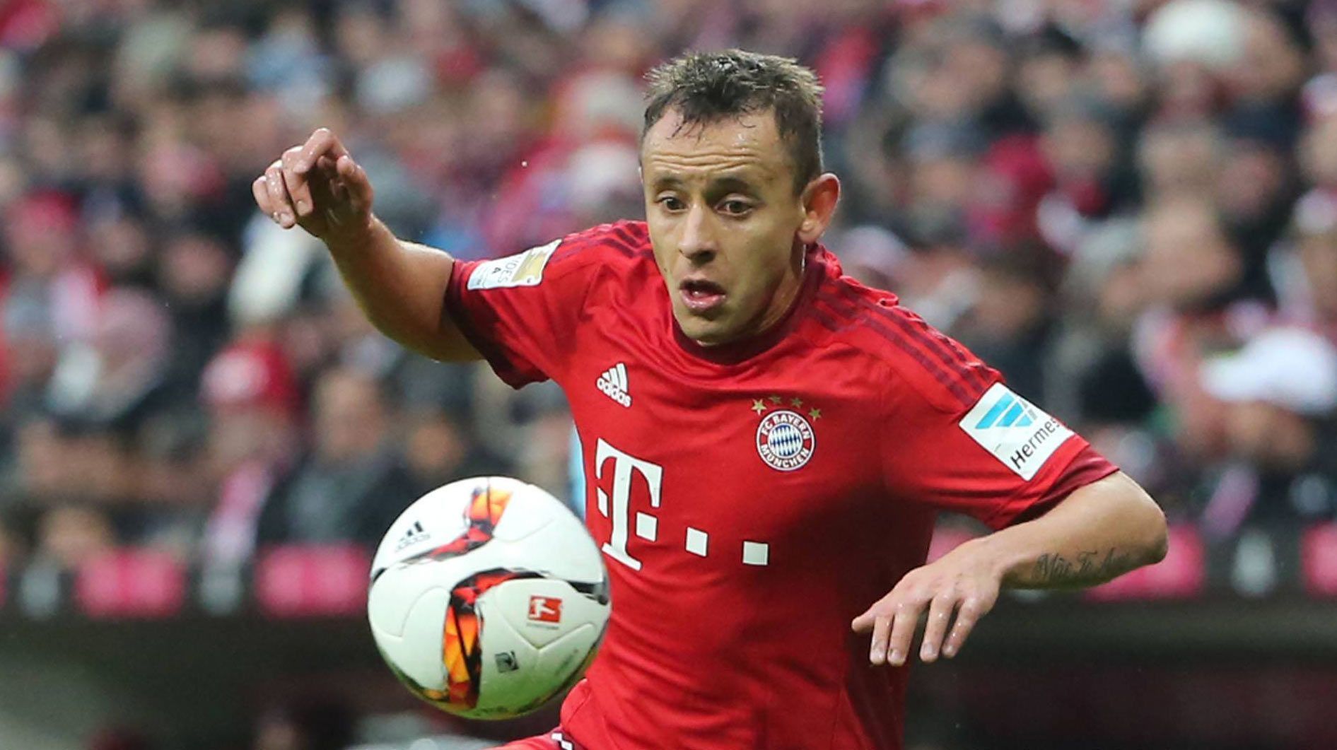 
                <strong>Rafinha (Bayern München)</strong><br>
                Rafinha (Bayern München): Muss erneut auf der ungeliebten linken Abwehrseite ran und macht seine Sache eigentlich ganz gut. An ihm beißen sich Stindl, Korb und Co. zunächst die Zähne aus. Vor dem dritten Gegentreffer etwas zu passiv. Trotzdem noch bester Abwehrspieler in einer wackligen Bayern Viererkette. ran-Note: 3.
              