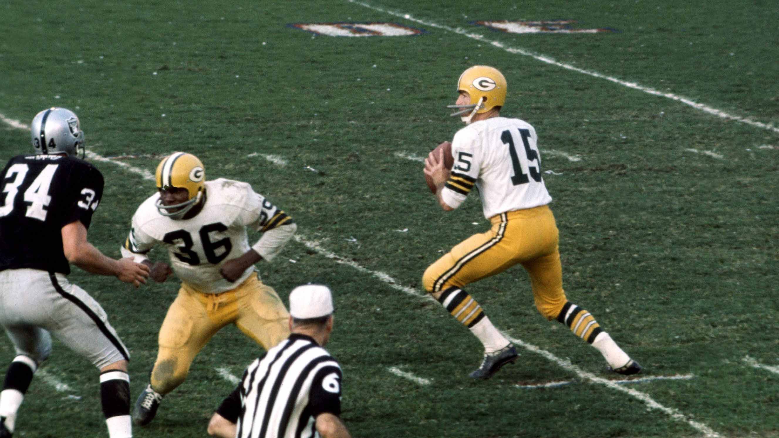 
                <strong>Bart Starr (1956 - 1971 / Green Bay Packers)</strong><br>
                Der wertvollste Spieler der ersten beiden Super-Bowl-Siege der Green Bay Packers, Bart Starr, ist ebenfalls nicht dabei. Mit Pick Nummer 200 im NFL-Draft 1956 ausgewählt, gewann der mittlerweile verstorbene Starr trotzdem insgesamt fünf NFL-Meisterschaften mit den Packers. Aufgrund seiner Errungenschaften für die Franchise wird die Nummer 15 in Green Bay nicht mehr vergeben.
              