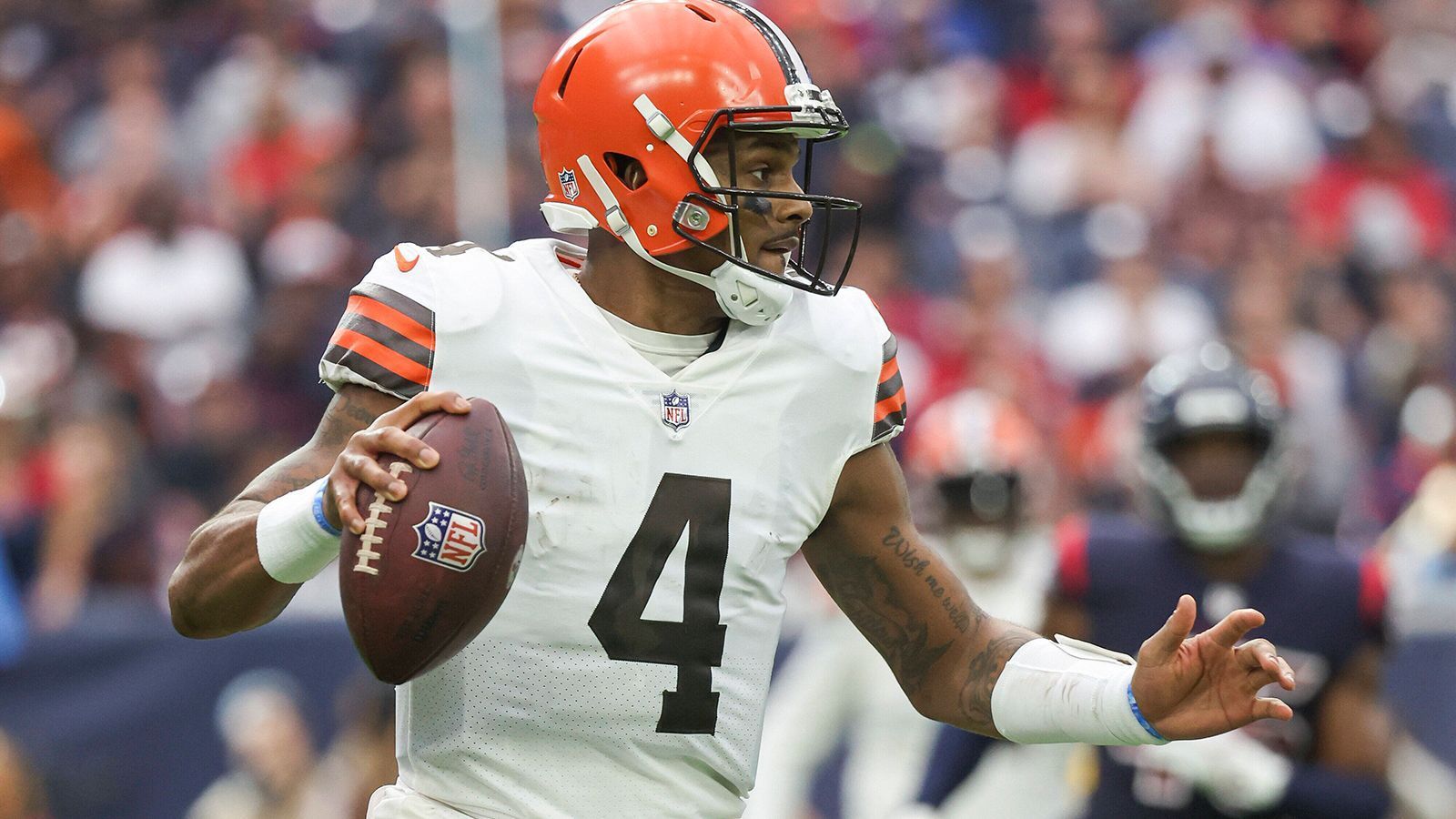 
                <strong>Cleveland Browns (5-7)</strong><br>
                In Woche 13 hat Deshaun Watson sein Comeback in der NFL gegeben. Über die Gründe seiner langen Pause weiß mittlerweile (zum Glück) jeder Bescheid. Auf dem Platz zeigte der Quarterback, dass es nicht so einfach ist, nach zwei Jahren Pause wieder ein NFL-Team zu führen. Der "Rost" war dem 27-Jährigen deutlich anzumerken. Und da liegt auch das Problem: Die Browns dürfen sich, ähnlich wie die Raiders, eigentlich keine Niederlagen mehr erlauben, wenn sie noch in die Postseason wollen. Watson wird allerdings sicherlich ein paar Spiele brauchen, um wieder auf seinem "normalen" Level zu agieren. Prognose: Eher keine Playoffs für die Cleveland Browns.
              