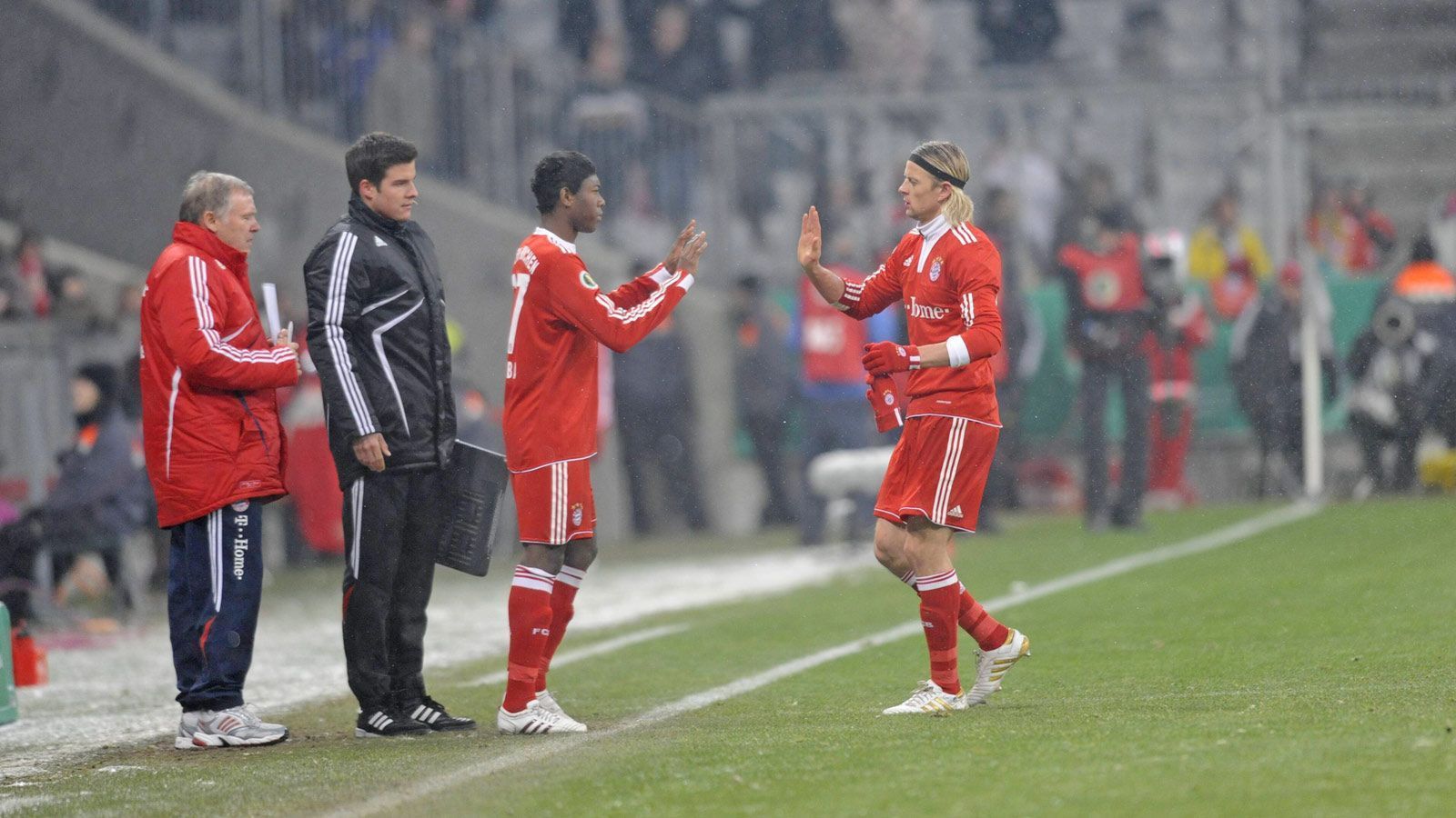 
                <strong>Am 10. Februar 2010 gab David Alaba sein Profi-Debüt im DFB-Pokal gegen Greuther Fürth</strong><br>
                Beim 6:2-Sieg im DFB-Pokal-Viertelfinale 2010 über Greuther Fürth, entschied sich der damalige Bayern Trainer Louis van Gaal für eine Auswechslung von Bayerns Kultlegende Anatoliy Tymoshchuk. Der Spieler, den er dafür einwechselte, war kein geringerer als der 17-jährige David Alaba. Es sollte keine Minute dauern, bis dieser sich als Vorbereiter in die ewigen Listen des FC Bayern eintragen sollte. Nach einer schönen Kombination mit Thomas Müller legte er den Ball für seinen neuen Buddy Franck Ribery auf, der nur noch einschießen musste. Damals wunderten sich viele Zuschauer in der Allianz Arena, wer der junge Spieler mit der Trikotnummer "27" ist, heute ist er eines der Gesichter des FC Bayern. 
              