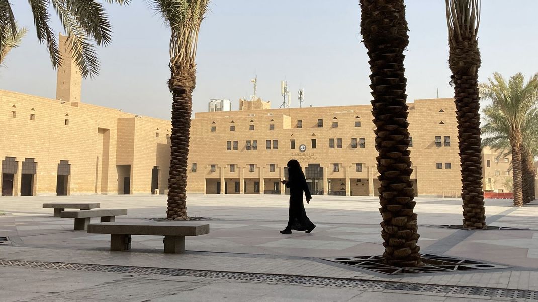 Eine Frau geht über den Platz Al-Safat in der saudischen Hauptstadt Riad, wo früher öffentliche Hinrichtungen stattgefunden haben.