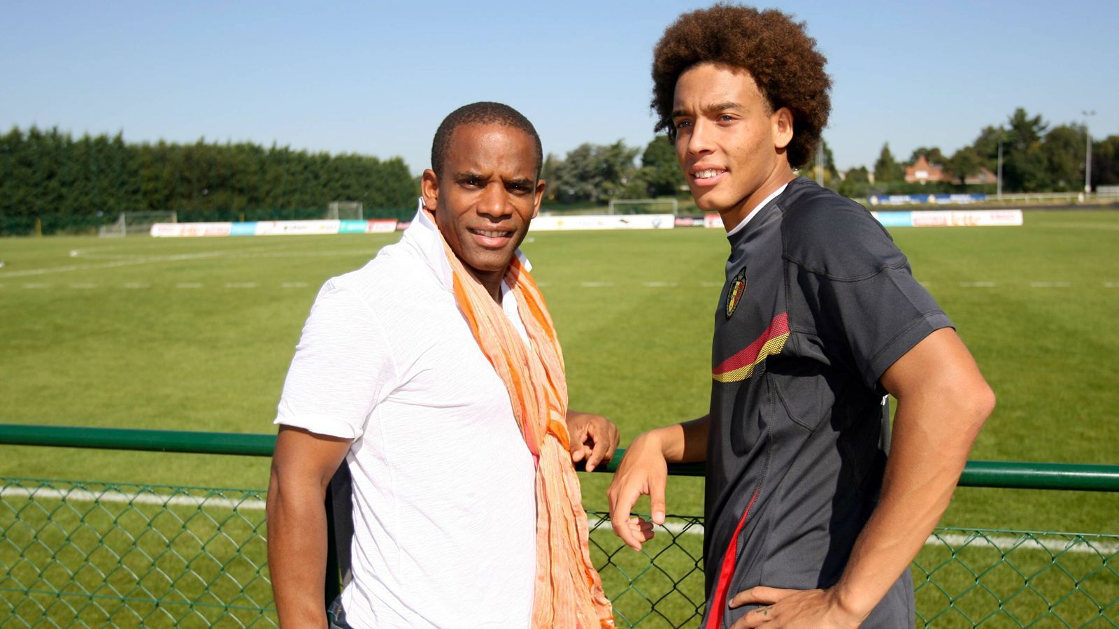 
                <strong>Witsels Wurzeln</strong><br>
                Aufgrund seiner Wurzeln hätte Axel Witsel nicht nur die Möglichkeit gehabt, für die belgische Nationalmannschaft zu spielen. Vater Thierry (li.) wurde in Frankreich geboren, hat aber seine Wurzeln auf Martinique. Deshalb hat auch Axel den Pass des Landes von der Karibikinsel. Axel Witsels Mutter ist Belgierin, ihr Sohn wurde in Lüttich geboren.
              