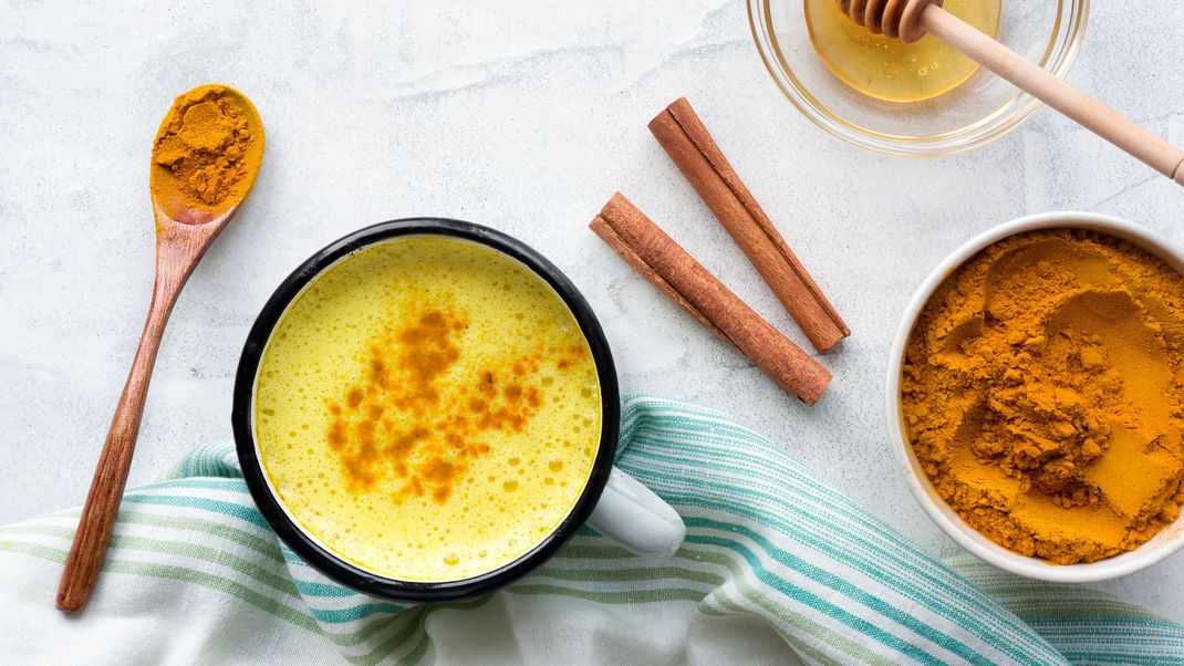 Kurkuma-Latte aka Goldene Milch geben deinem Immunsystem den Extra-Kick.