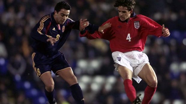 
                <strong>Xavi (Spanien)</strong><br>
                Xavi (Spanien): Pirlos Nebenmann im UEFA-Dream-Team hat ebenfalls eine kaum zu übertreffenden Laufbahn hinter sich. Die lebende Barca-Legende wurde nach seinen Einsätzen für Spaniens U21 zwei Mal Europameister mit der A-Nationalmannschaft sowie Weltmeister. Auf Klub-Ebene dominierte Xavi mit Barcelona jahrelang Europas Klubfußball. Vier Mal gewann er die Champions League, zuletzt 2015. Danach verließ er mit unter anderem acht Meistertiteln im Gepäck den Klub und spielt nur für Al Saad in Katar.
              