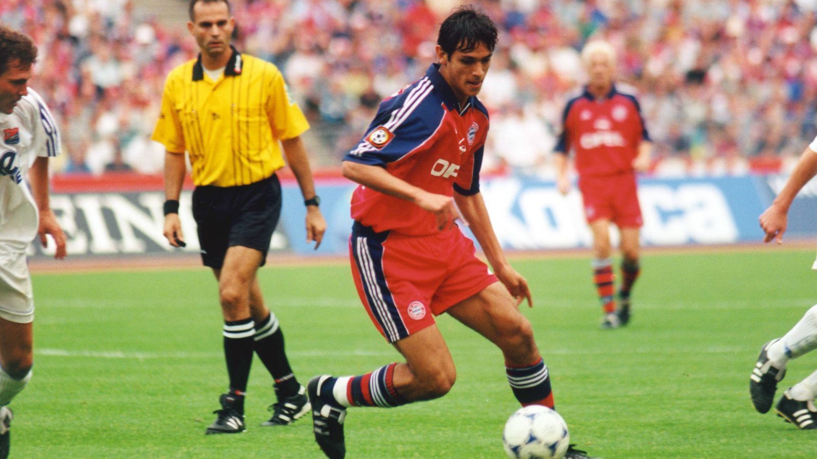 
                <strong>Platz 2 - Roque Santa Cruz</strong><br>
                Alter beim ersten Bundesliga-Tor für Bayern: 18 Jahre, zwölf TageBegegnung: FC Bayern München - SpVgg Unterhaching 1:0 (28. August 1999)
              