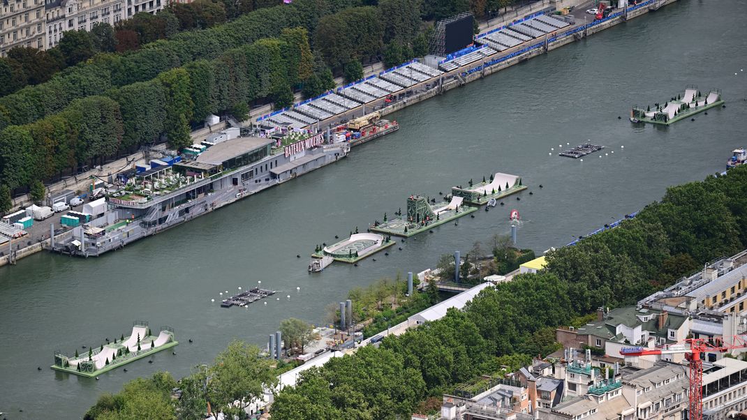 Der Blick vom Eiffelturm auf die Seine mit Vorbereitungen für die Eröffnungsfeier.