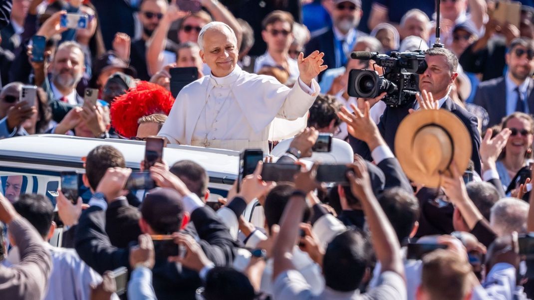Papst Leo XIV. bei seiner ersten Fahrt im Papamobil.