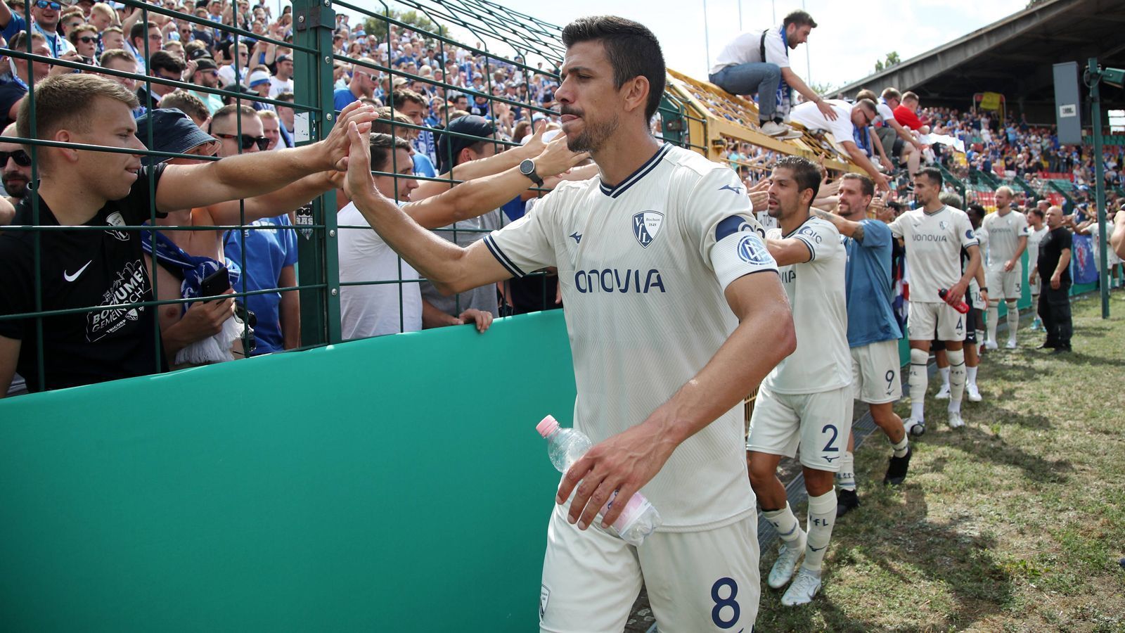 
                <strong>VfL Bochum</strong><br>
                Der VfL Bochum hatte im Pokal bei Viktoria Berlin keine Probleme und siegte mit 3:0. Die Abgänge unter anderem von Milos Pantovic (zu Union Berlin), Armel Bella-Kotchap (zum FC Southampton) und Sebastian Polter (zu Schalke 04) fallen aber schon ins Gewicht. Nichtsdestotrotz scheint das Team von Thomas Reis gut genug zusammengestellt, um im oft verflixten zweiten Bundesliga-Jahr bestehen zu können. Erste Standortbestimmung wird das Heimspiel gegen Mainz am Samstag.
              