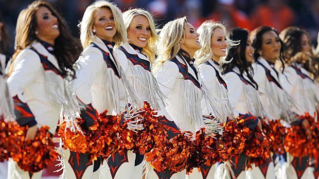 
                <strong>26 Damen für die Broncos</strong><br>
                Mit 26 Mitgliederinnen ist die das Cheerleader-Team der Broncos nur unwesentlich kleiner. 2015 repräsentierte die Formation bei der chinesischen Neujahrs-Parade in Hong Kong die Vereinigten Staaten.
              