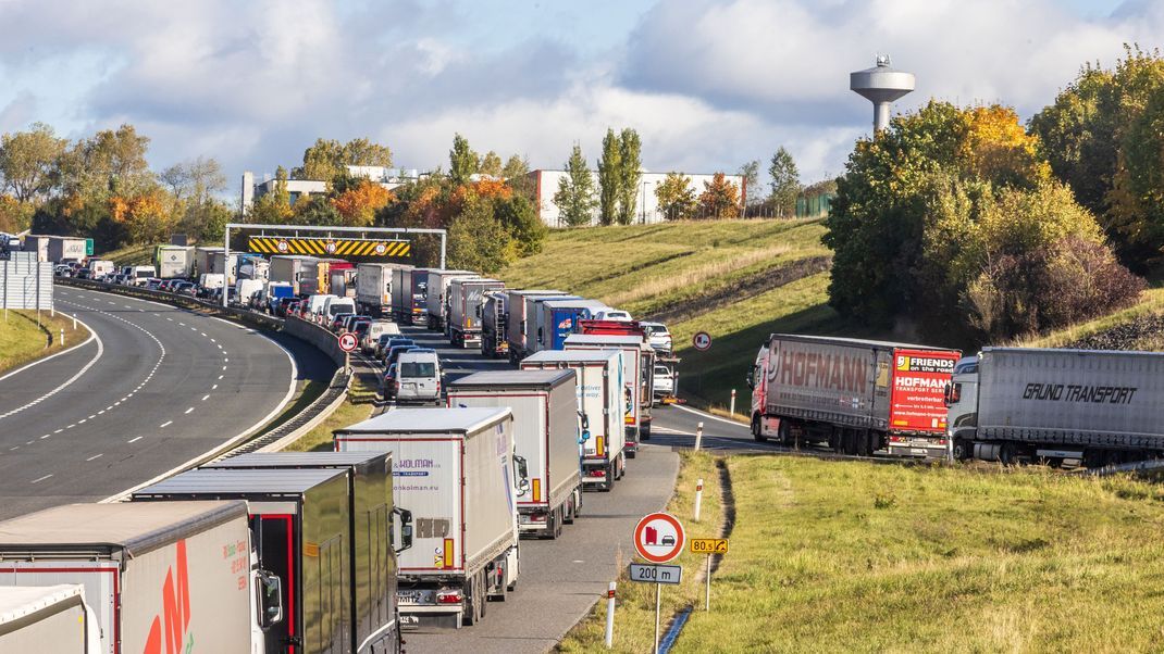 Staus in Richtung Deutschland bildeten sich wegen der Beseitigung der Folgen eines schweren Unfalls mehrerer Autos vom Vorabend auf der Autobahn A17.