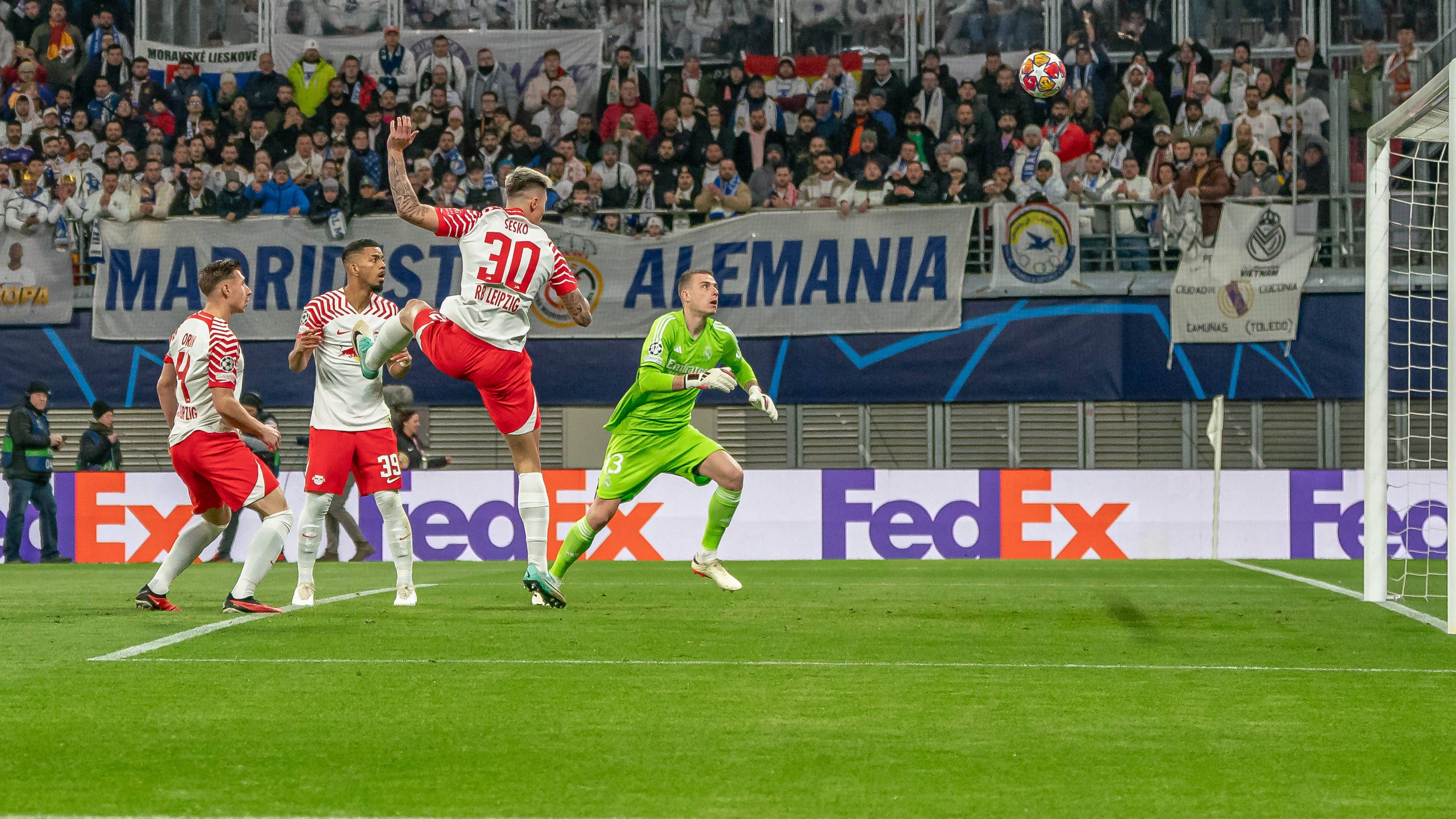 <strong>RB-Star Sekso trifft zum vermeintlichen 1:0</strong><br>In der 2. Minute trifft RB-Stürmer Benjamin Sesko zum vermeintlichen 1:0 für die Leipziger. Schiedsrichter Irfan Peljto nimmt den Treffer jedoch direkt zurück, weil Benjamin Henrichs klar im Abseits steht.