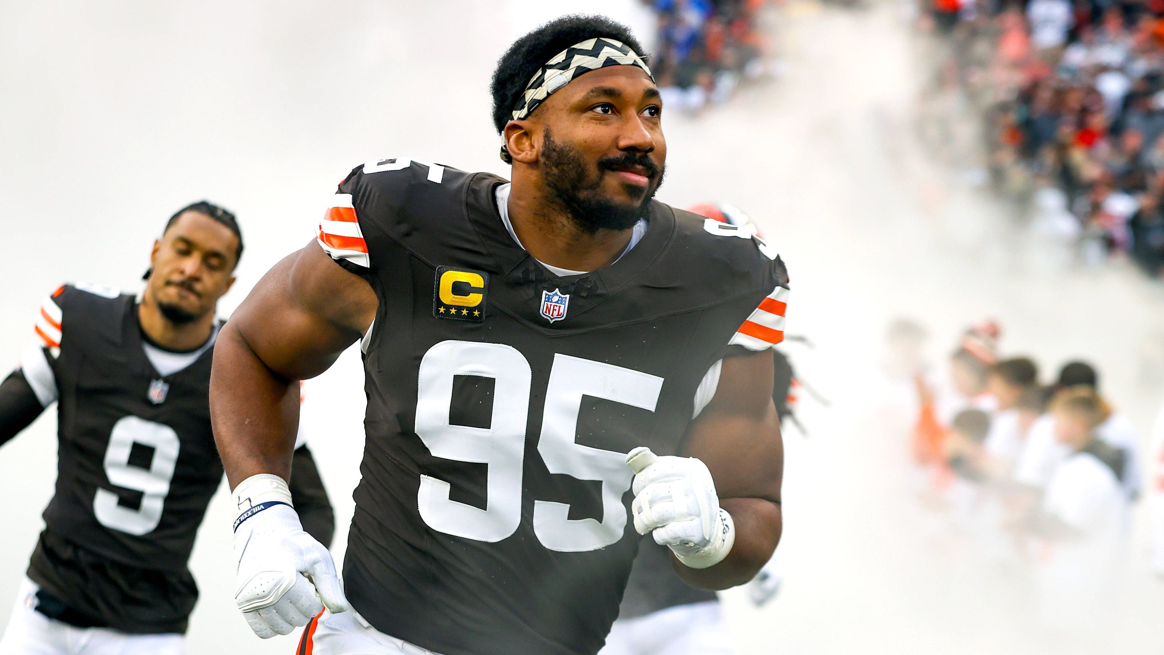 <em><strong>Die bestbezahlten Nicht-Quarterbacks der NFL</strong><br>Star-Verteidiger Myles Garrett bleibt bei den Cleveland Browns und unterschreibt einen Kontrakt für vier Jahre. Der 29-Jährige sahnt dabei mächtig ab. Aber wie viel verdient er im Vergleich? <strong>ran</strong> zeigt, welche Nicht-Quarterbacks in der NFL am meisten bekommen - sortiert nach der Gesamtsumme der jeweiligen Verträge. (Stand: 10. März 2025 - Quelle: Spotrac)</em>