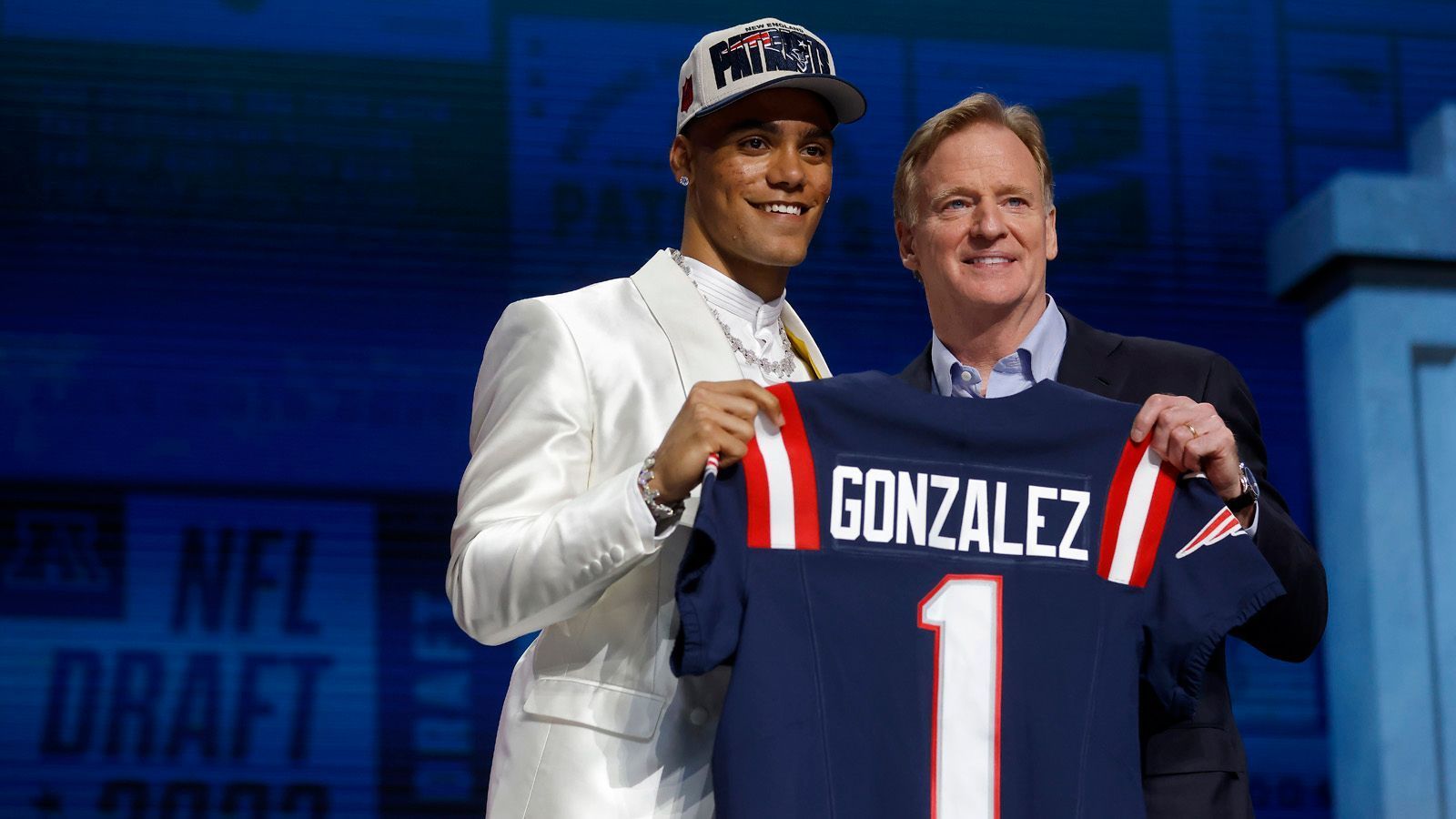 
                <strong>Draft-Pick 17: New England Patriots (via Pittsburgh Steelers) - Christian Gonzalez, CB</strong><br>
                
              
